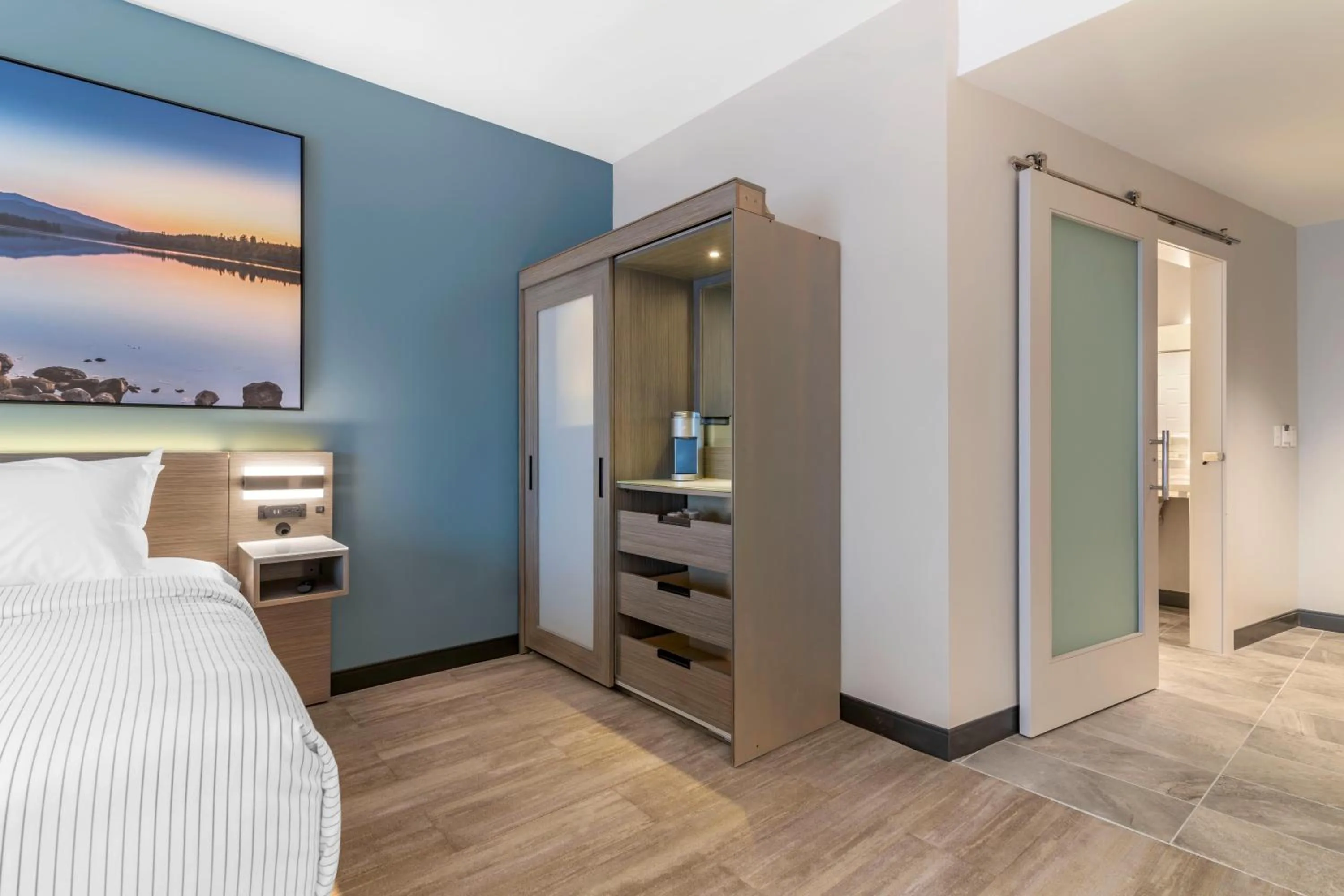 wardrobe, Bed in Cambria Hotel Lake Placid - Lakeside Resort