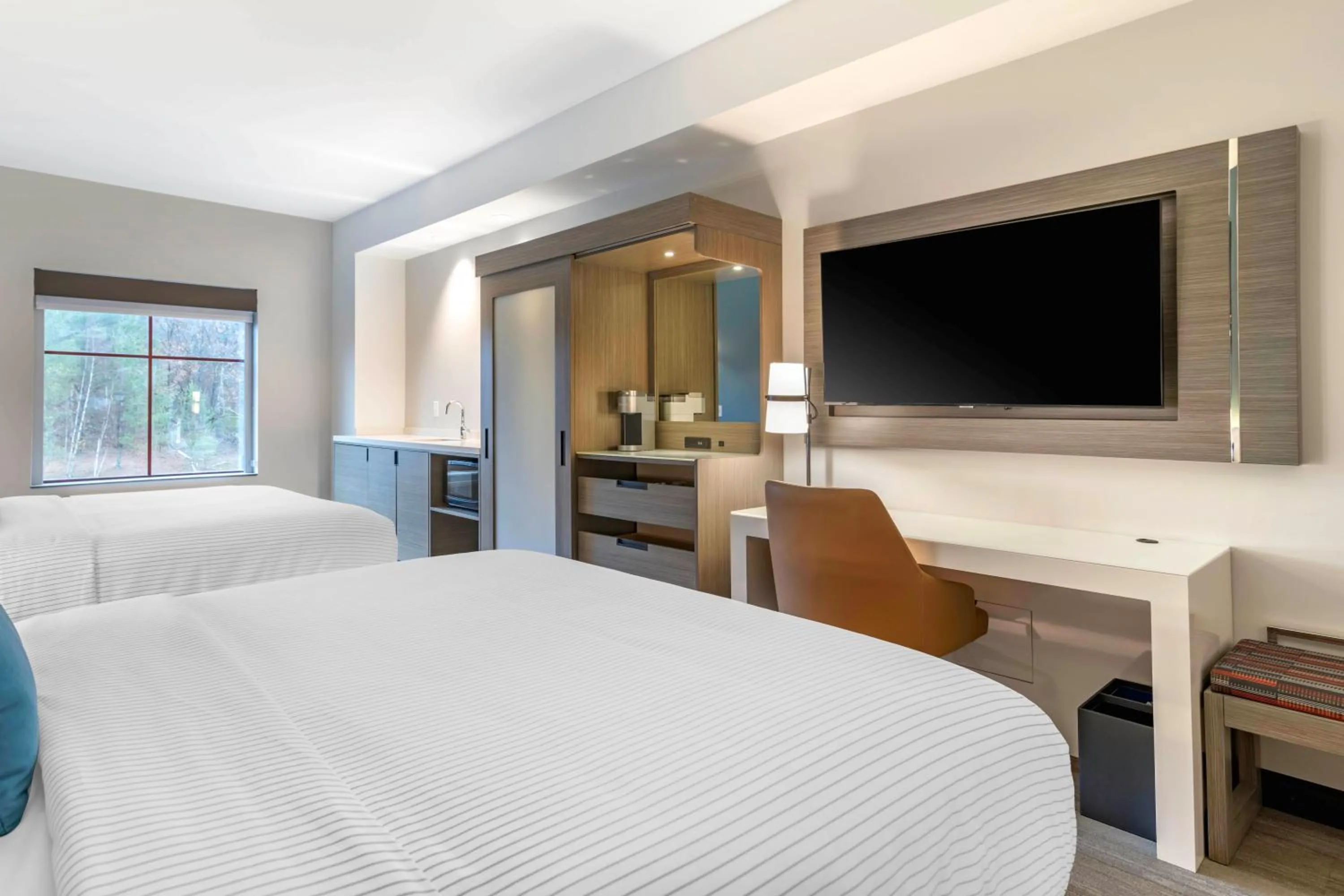 Photo of the whole room, Bed in Cambria Hotel Lake Placid - Lakeside Resort