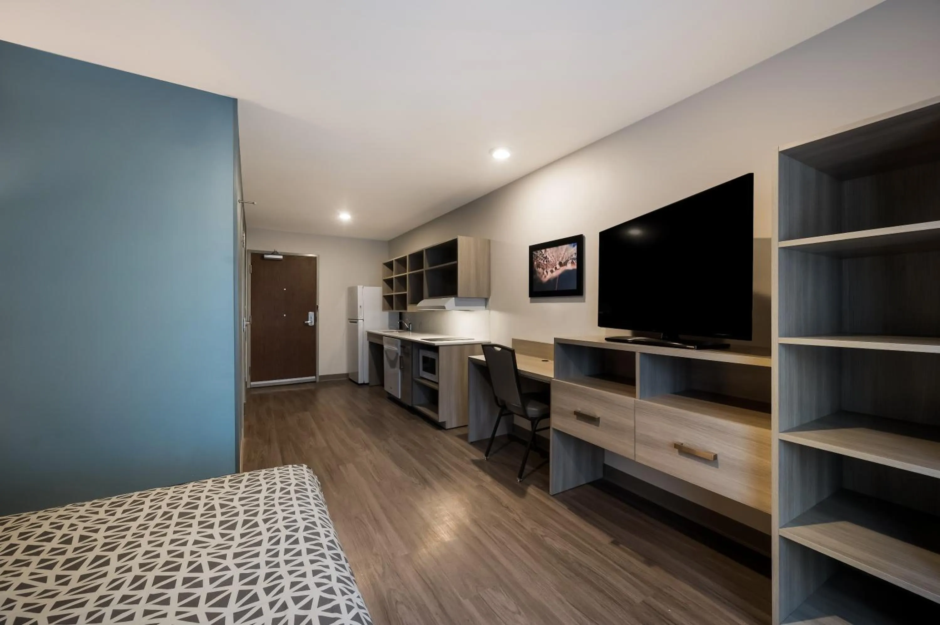 Photo of the whole room, Bed in WoodSpring Suites East Lansing - University Area