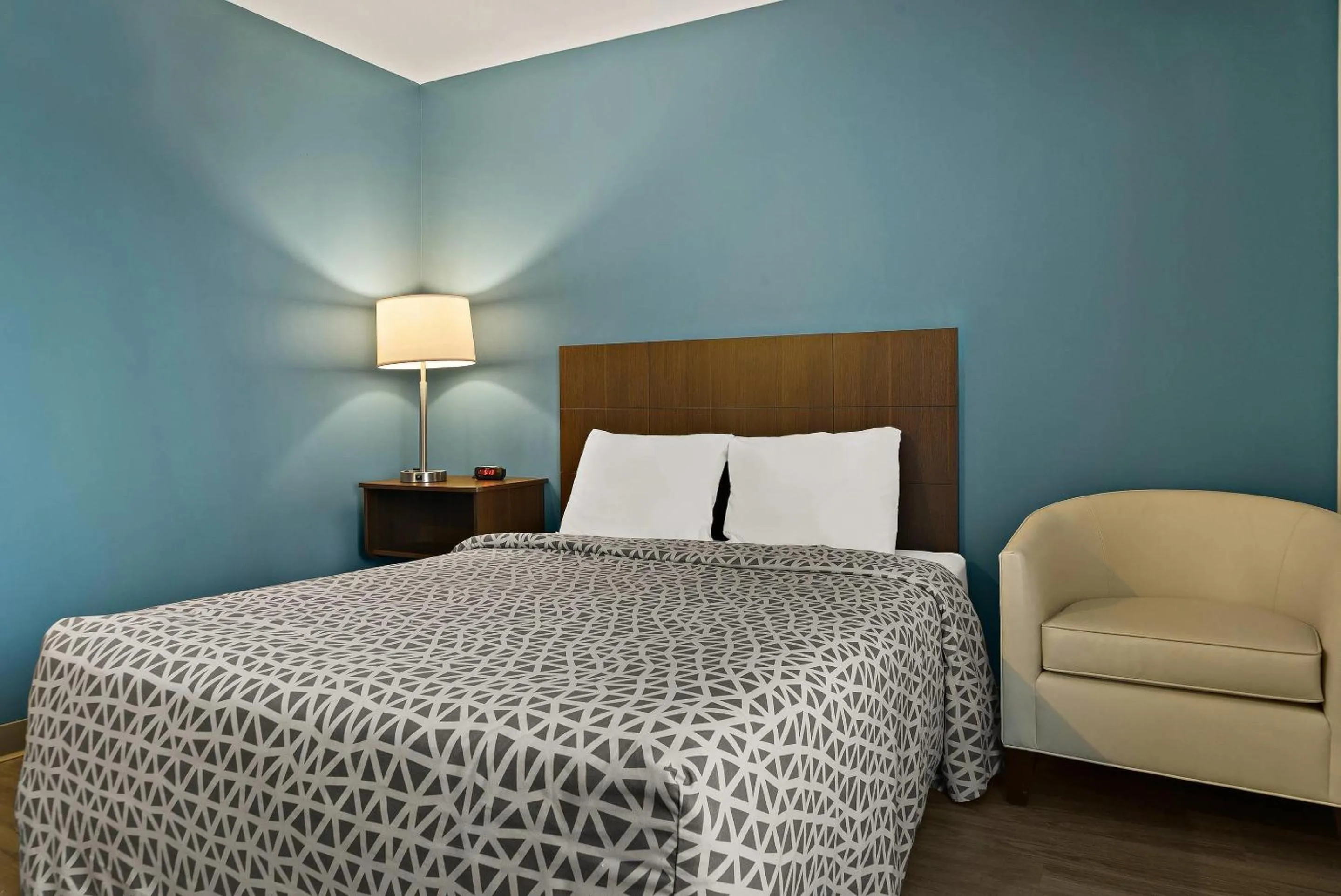 Bedroom, Bed in WoodSpring Suites East Lansing - University Area