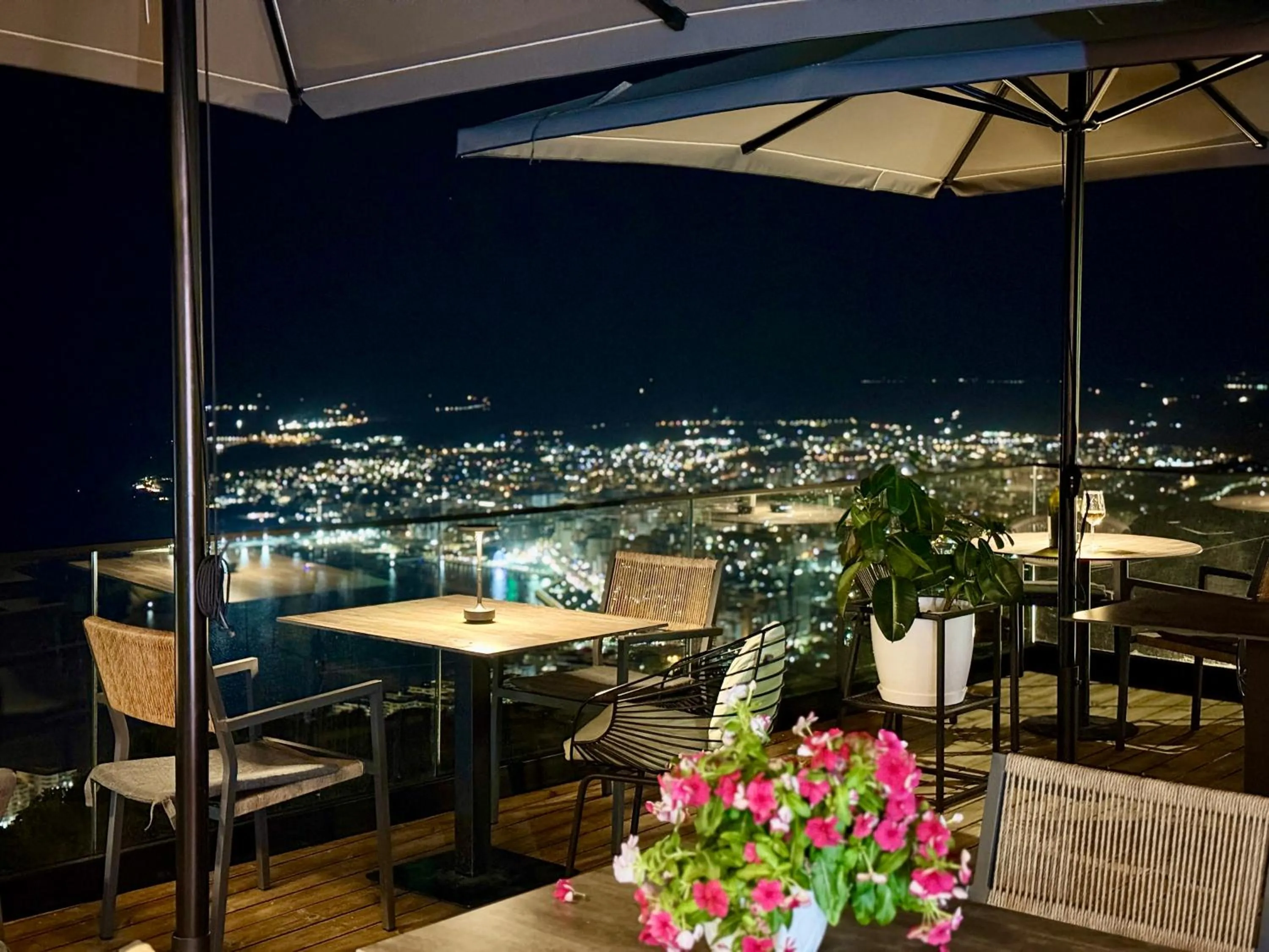 Restaurant/places to eat in Festim Villa Hotel