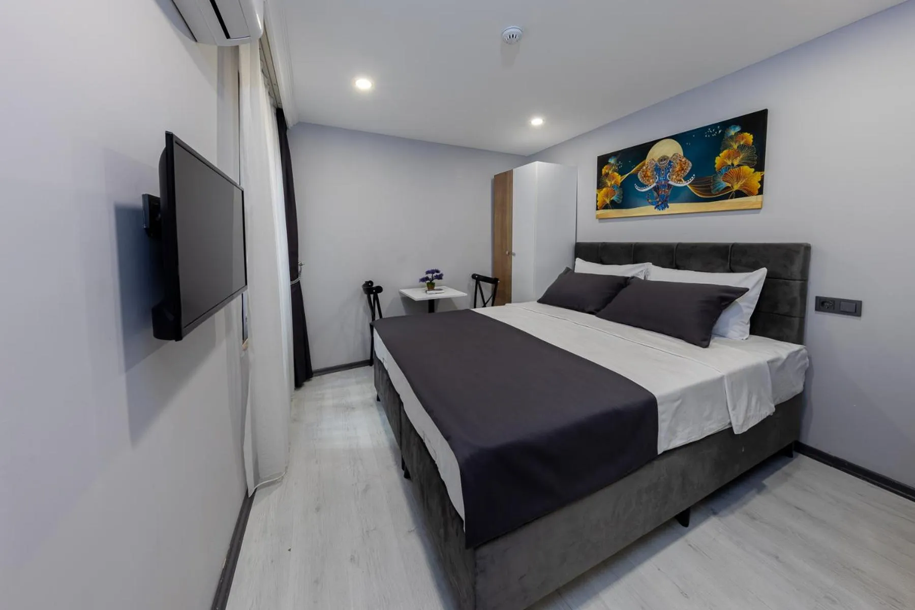 Communal lounge/ TV room, Bed in Aya Langa Guest House