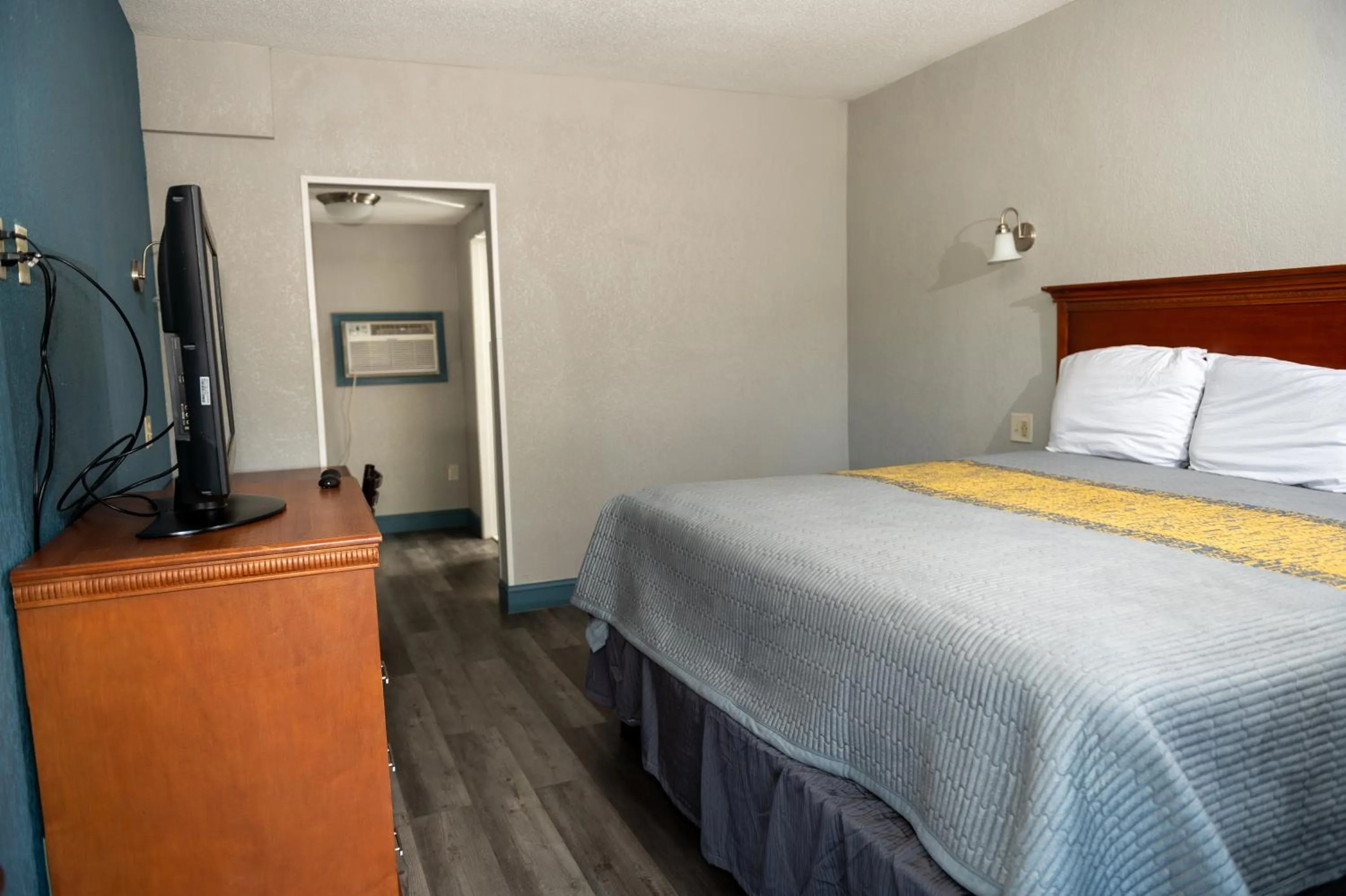 Riverside Inn and Suites
