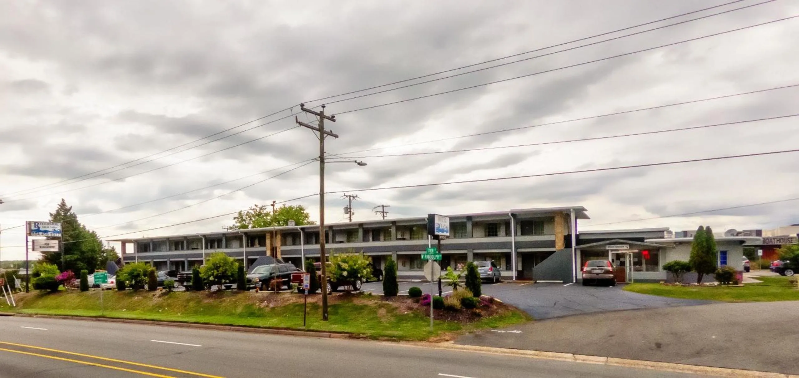 Riverside Inn and Suites