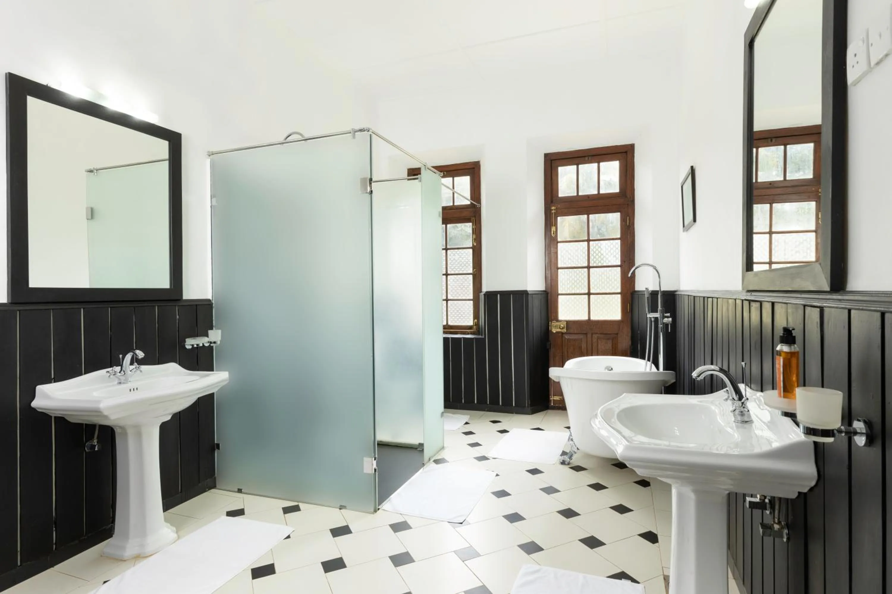 Shower in Mountbatten Bungalow- Thema Collection