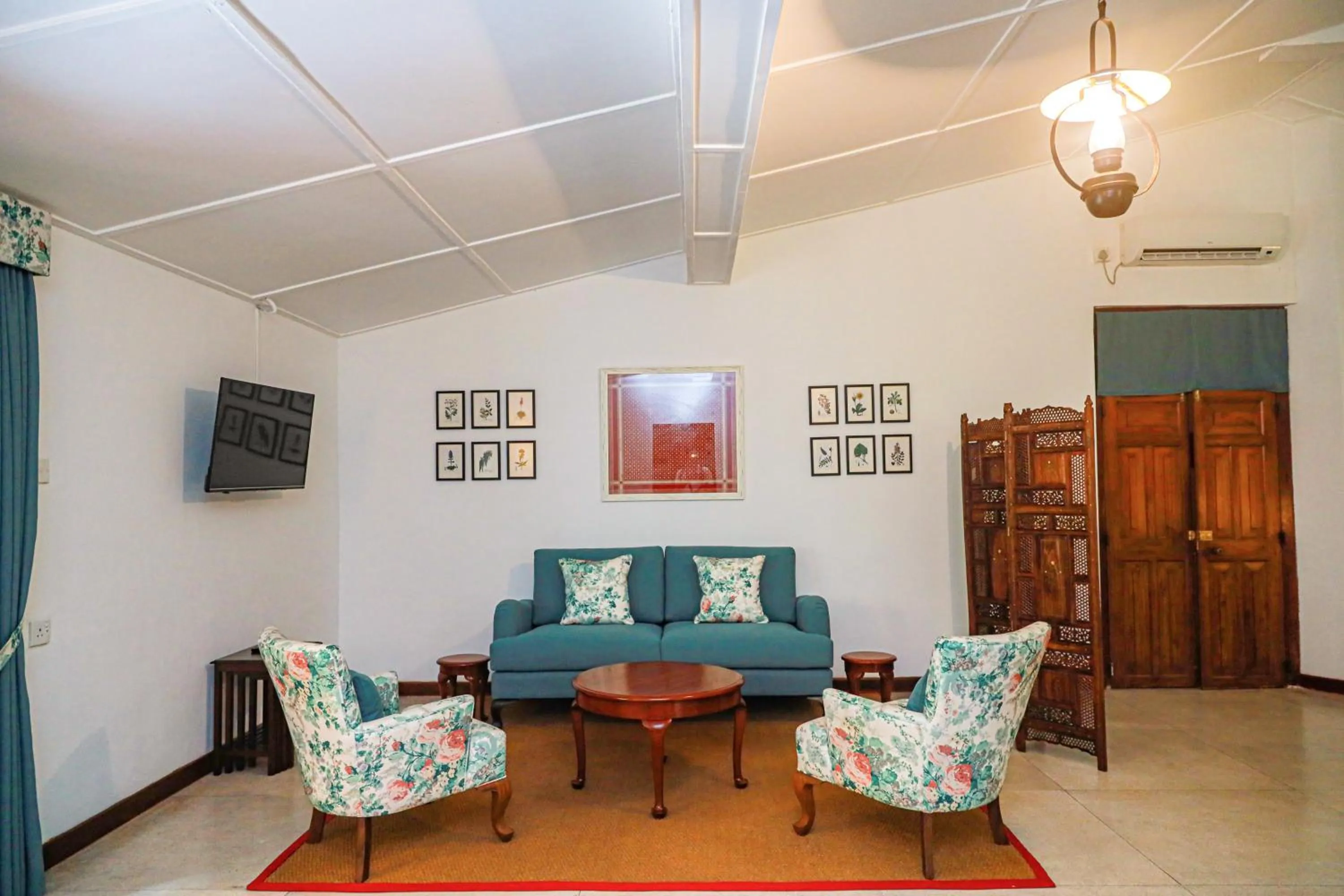 Living room in Mountbatten Bungalow- Thema Collection