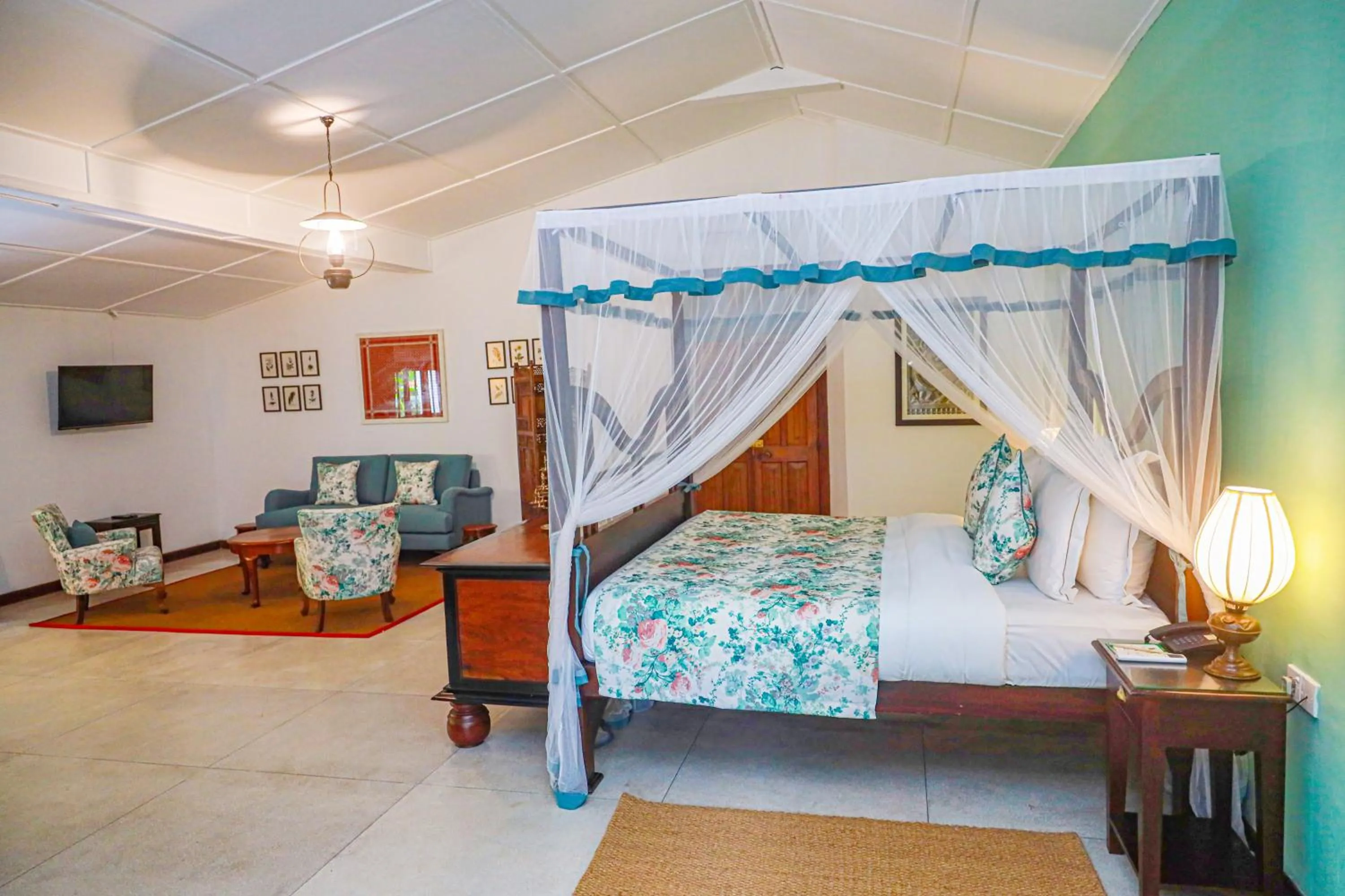 Bed in Mountbatten Bungalow- Thema Collection