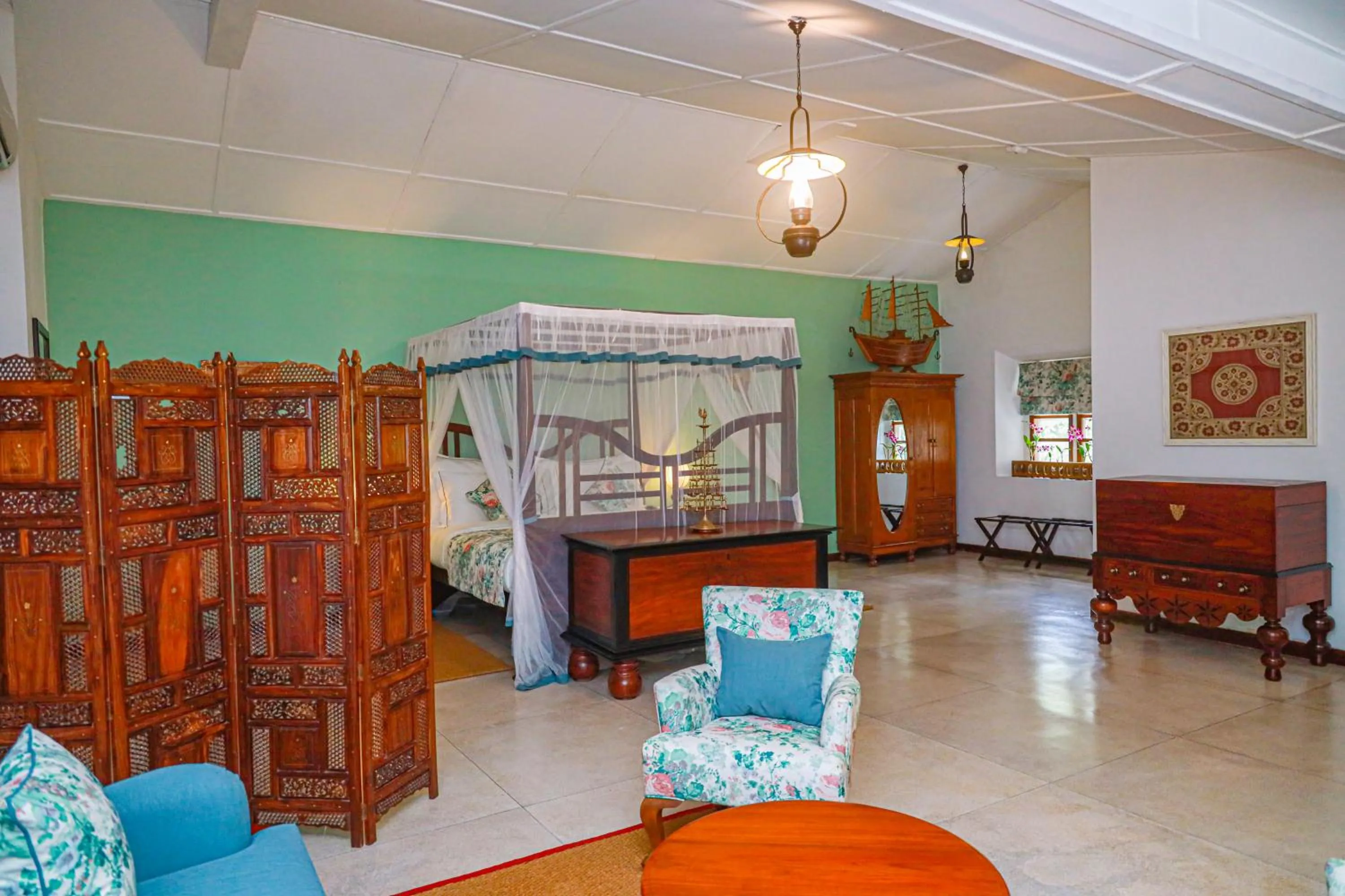 Bed in Mountbatten Bungalow- Thema Collection