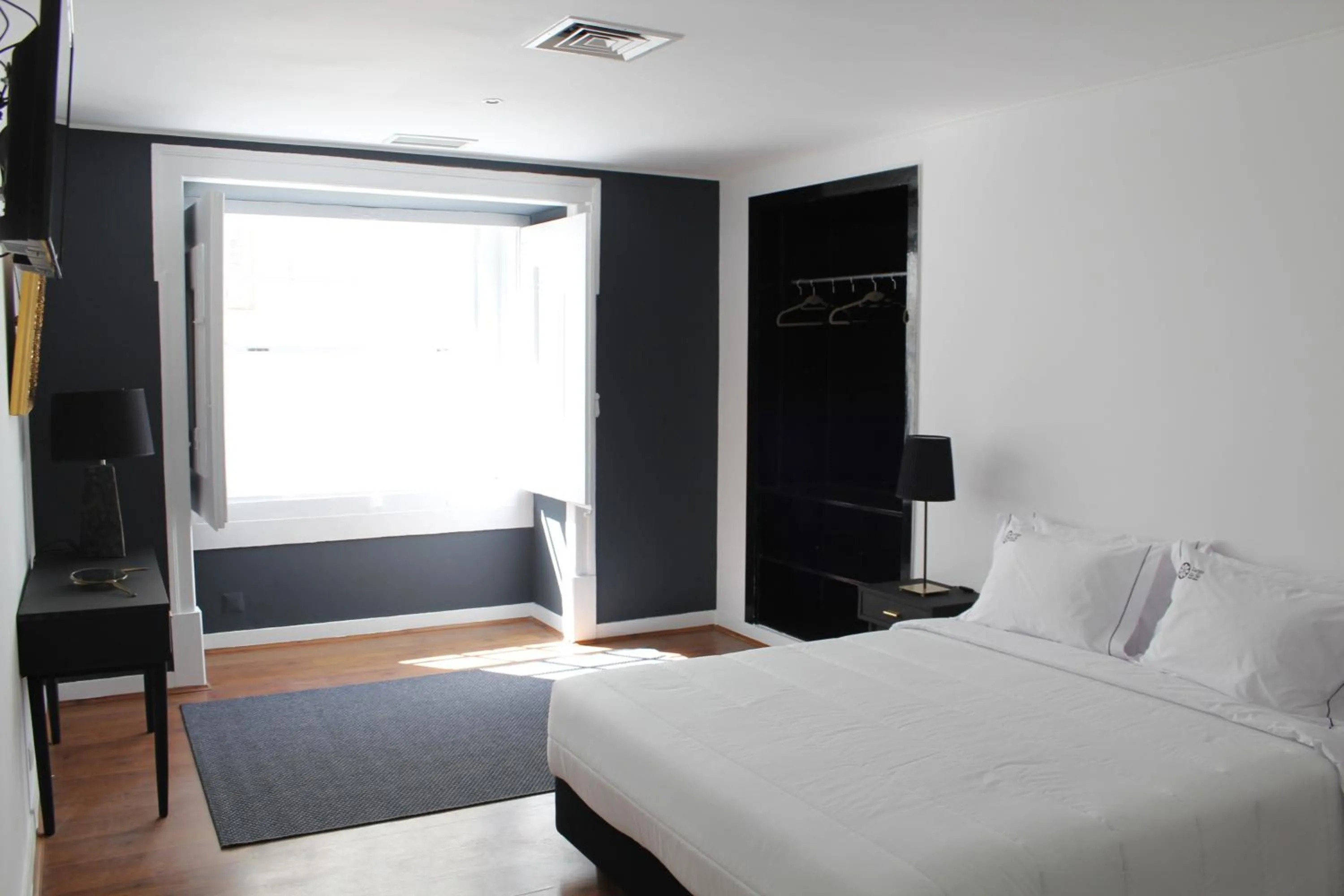 Bedroom, Bed in Largo da Sé Guest House - HOrigem