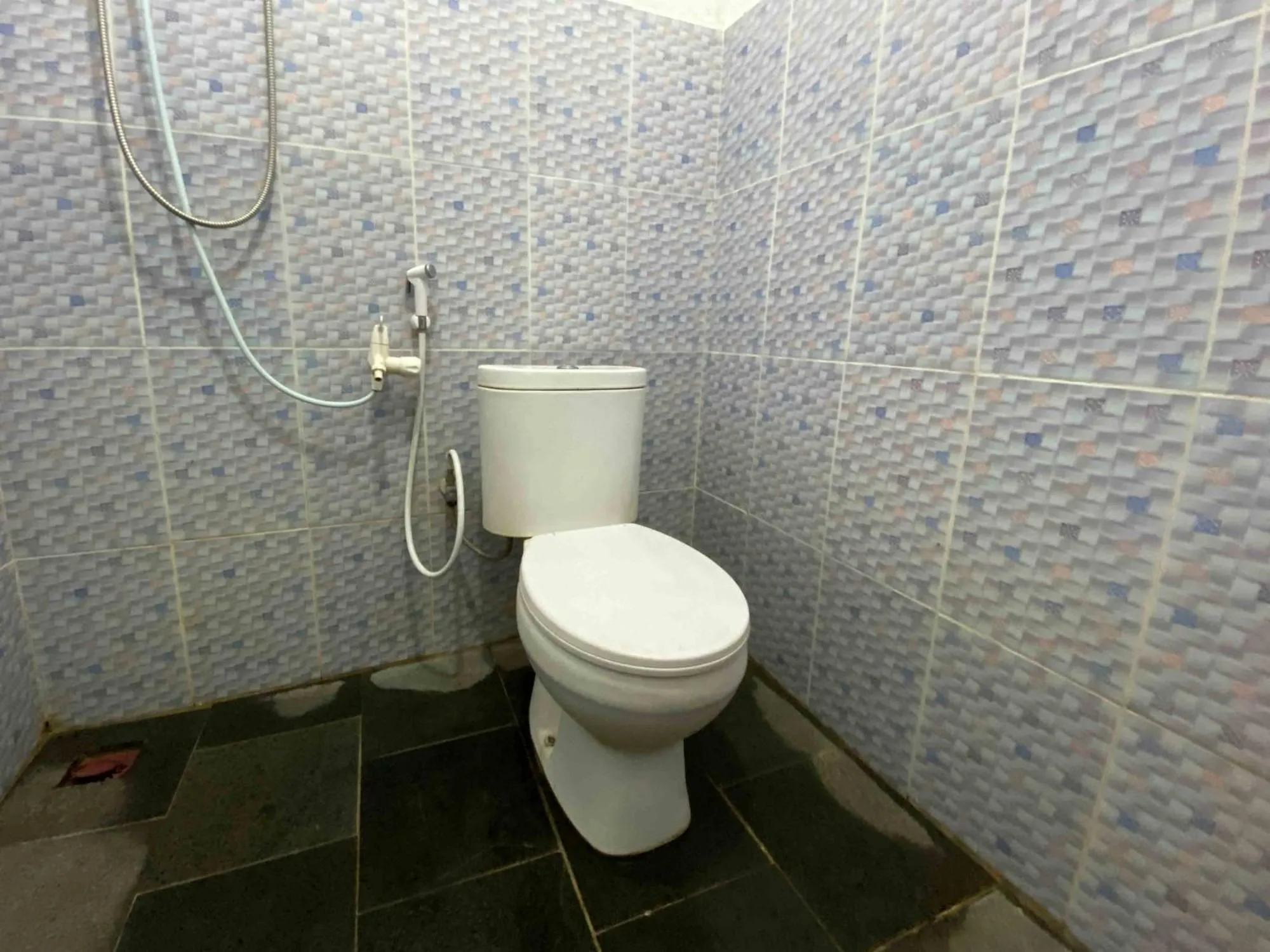 Shower in Guest House Hj Muriyah Syariah Slawi Mitra RedDoorz