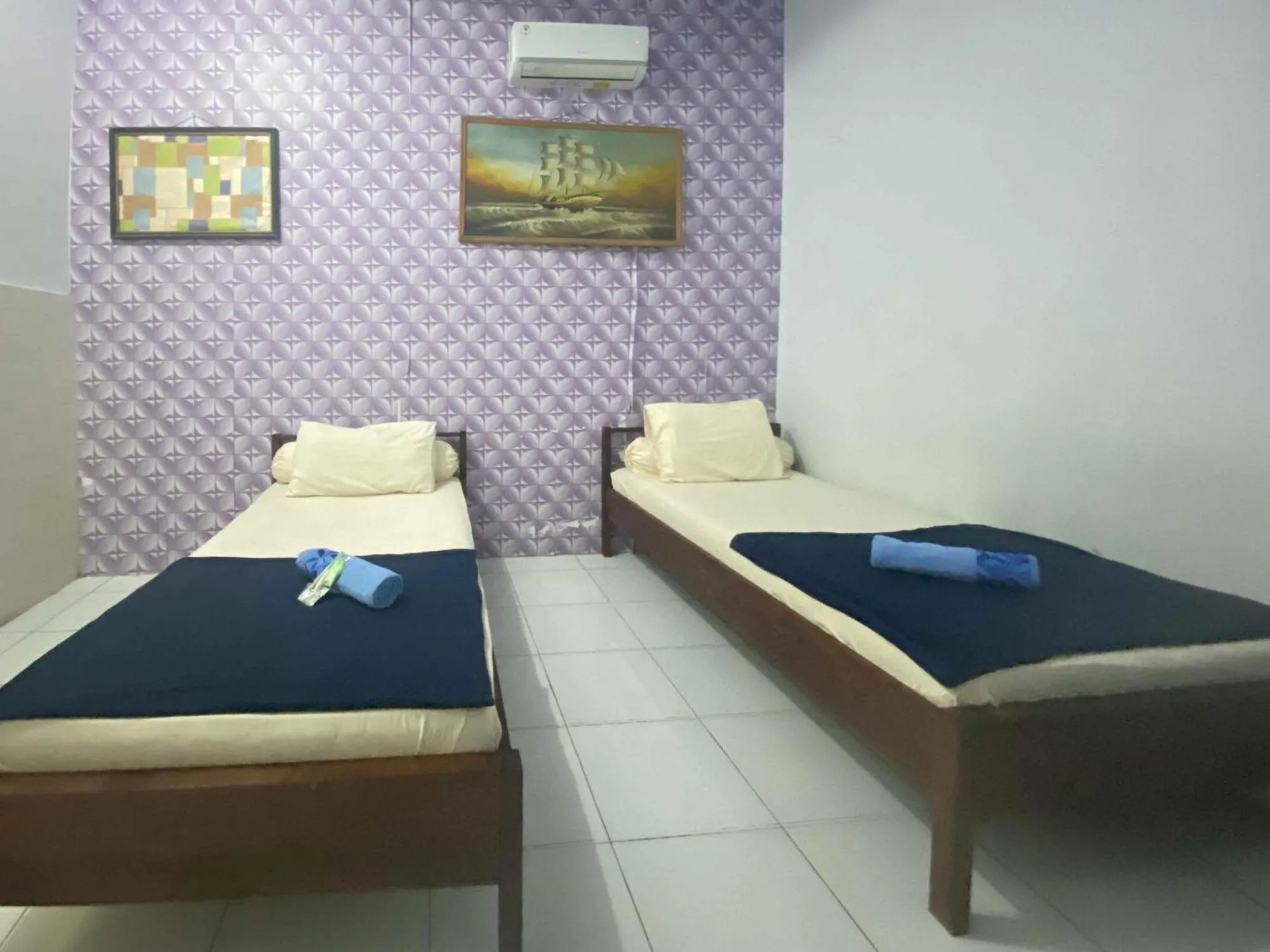 Bed in Guest House Hj Muriyah Syariah Slawi Mitra RedDoorz