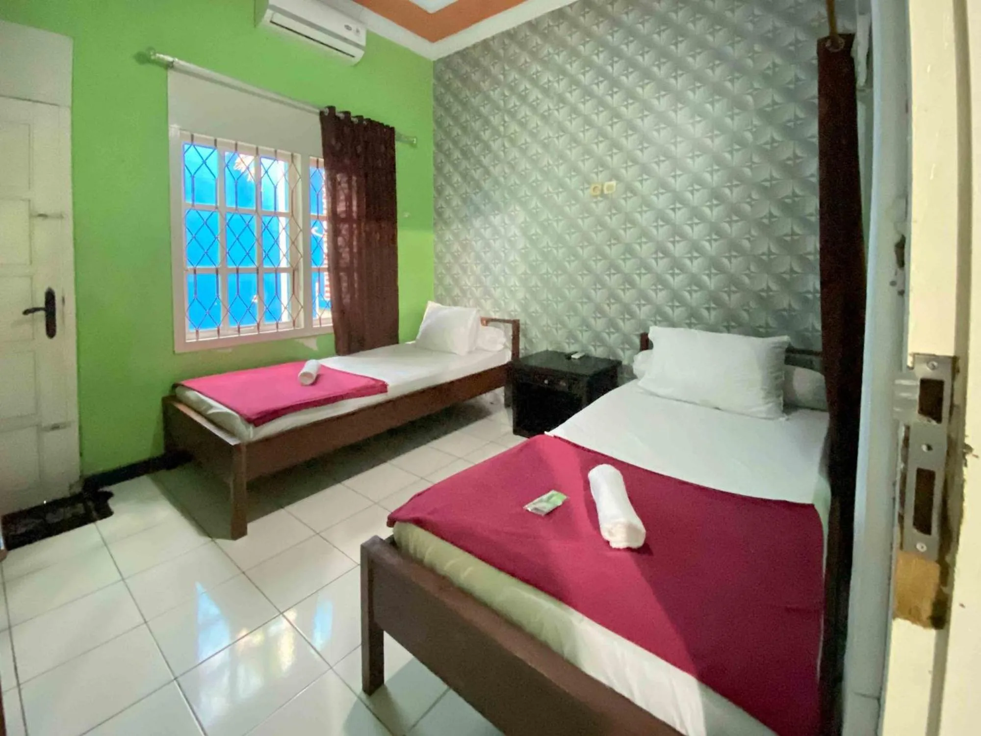 Bed in Guest House Hj Muriyah Syariah Slawi Mitra RedDoorz
