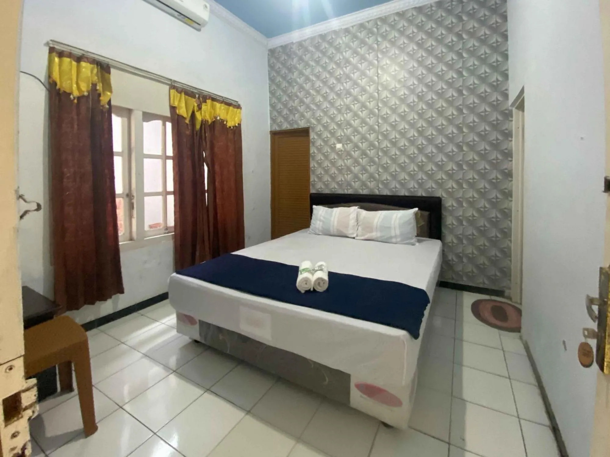 Bed in Guest House Hj Muriyah Syariah Slawi Mitra RedDoorz
