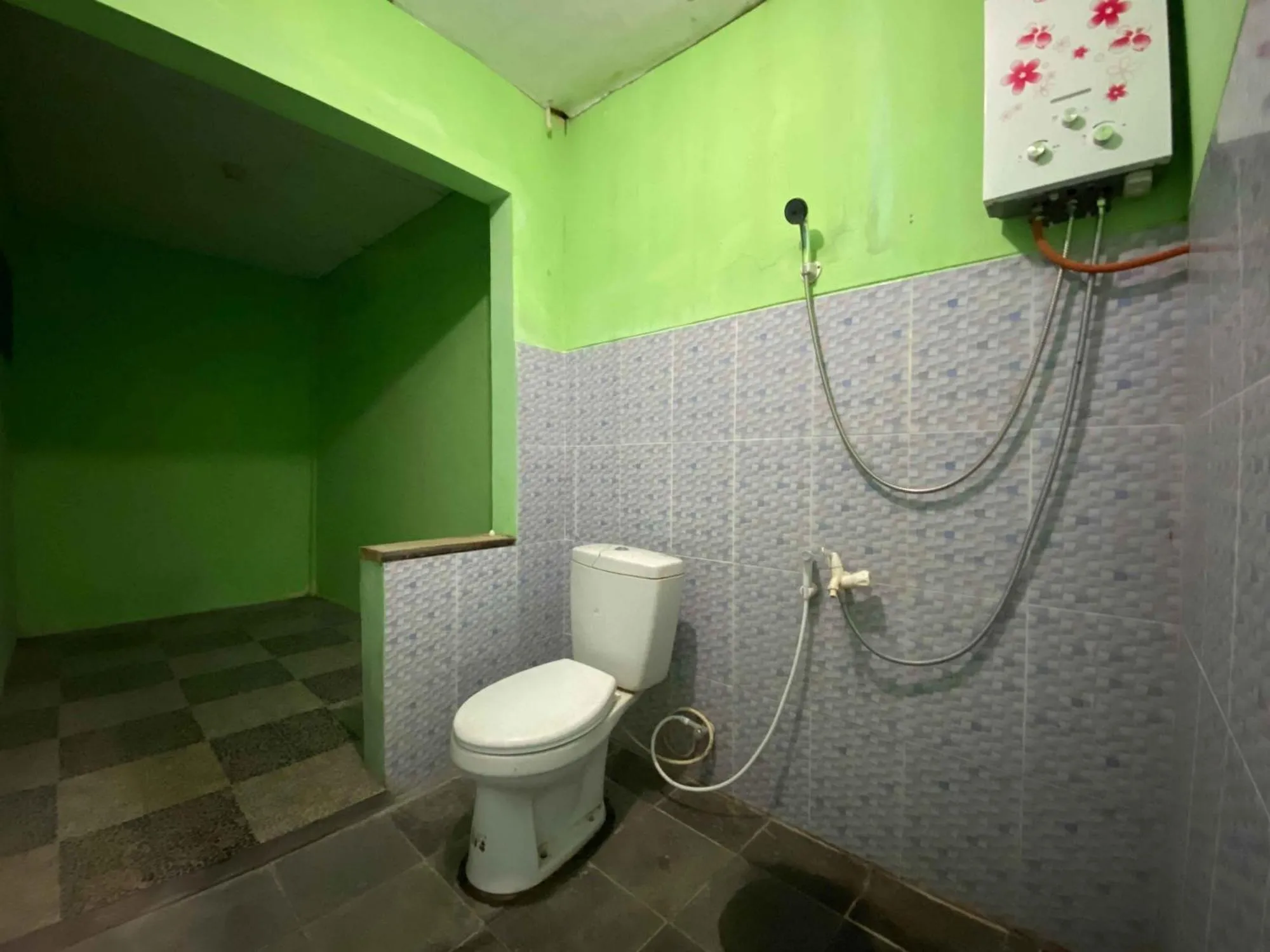 Shower in Guest House Hj Muriyah Syariah Slawi Mitra RedDoorz