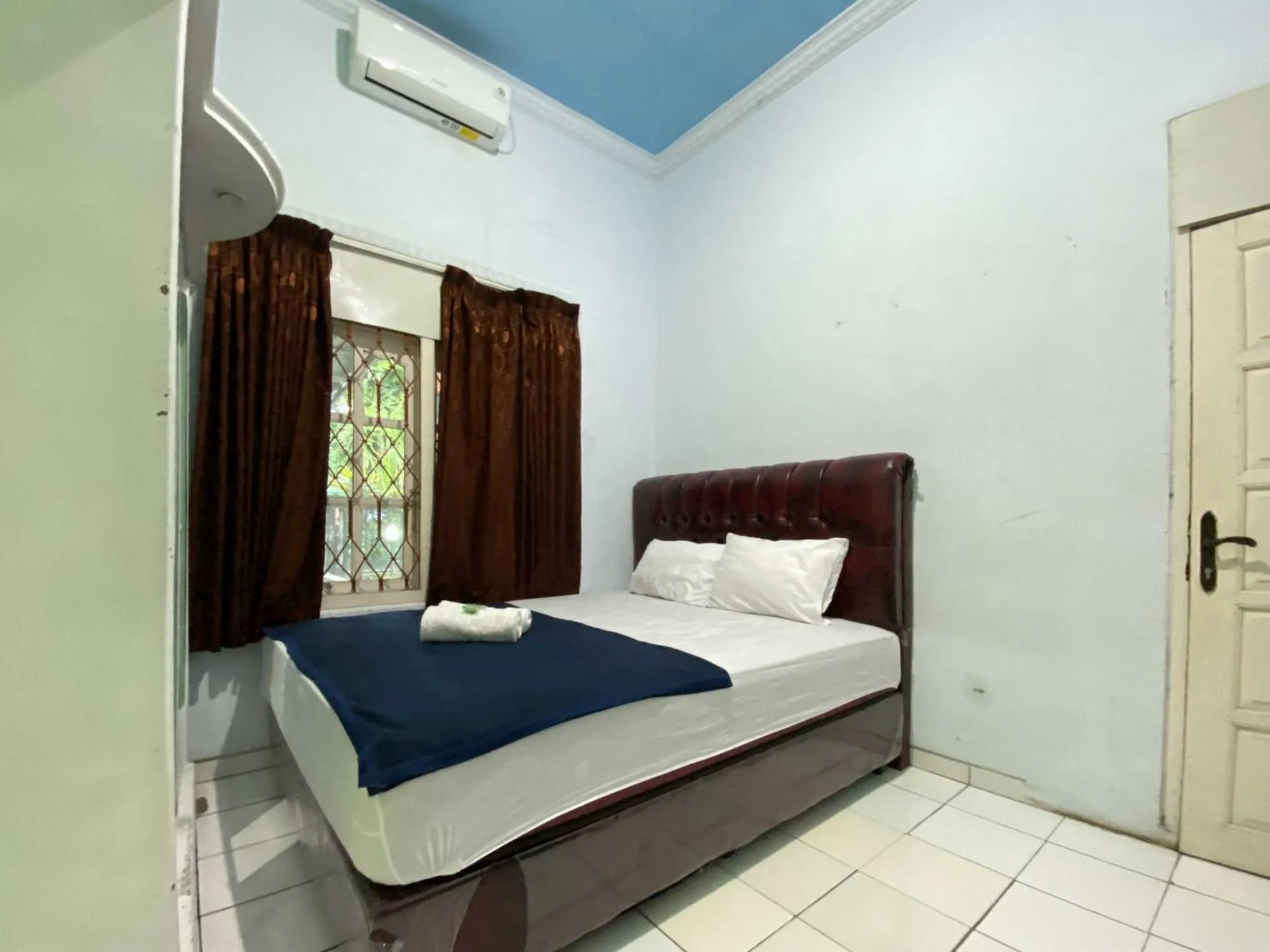 Bed in Guest House Hj Muriyah Syariah Slawi Mitra RedDoorz