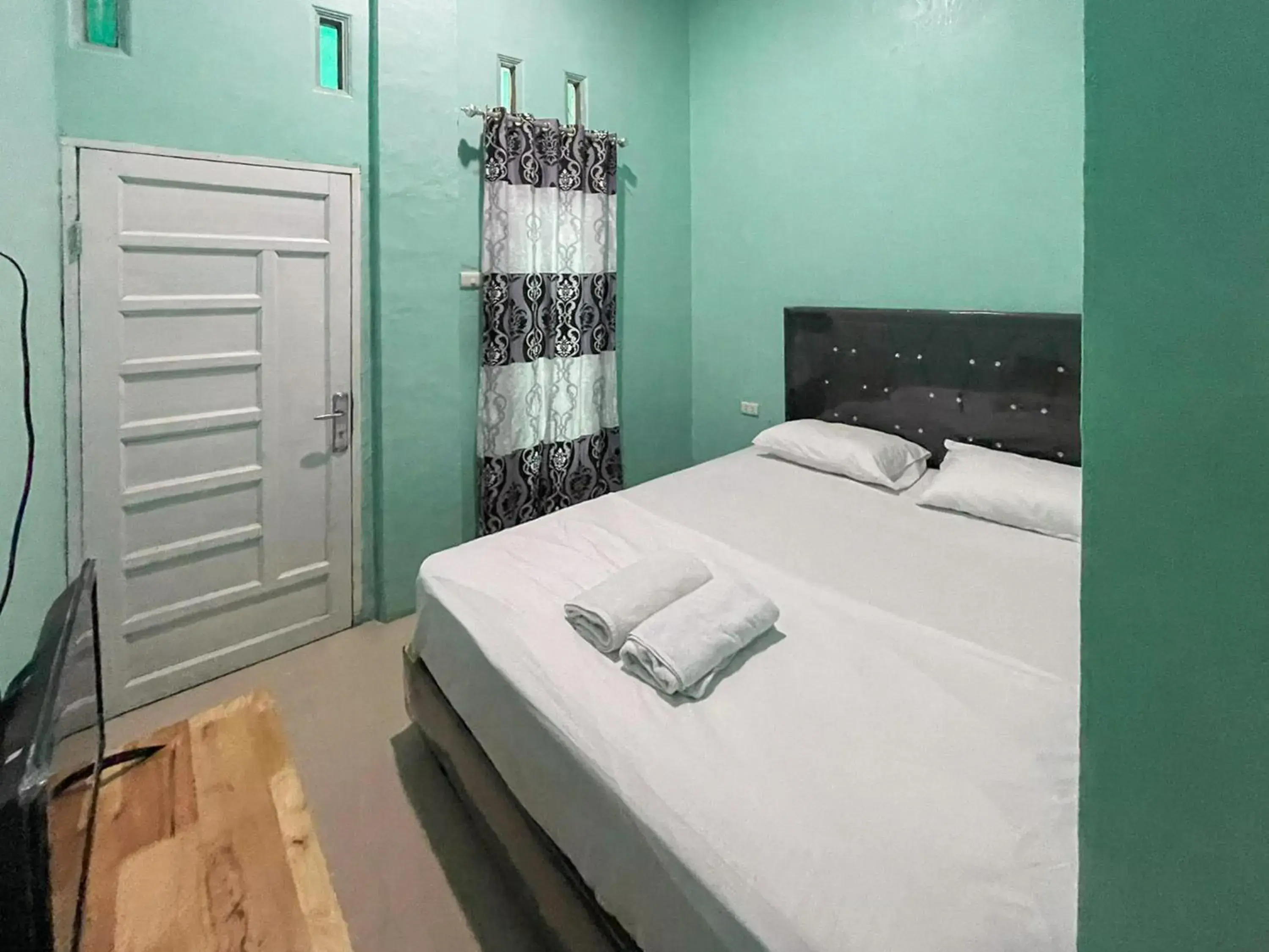 Standard Double Room in Antony Homestay near Pantai Pasir Putih Parbaba Mitra RedDoorz Standard Double Room in Antony Homestay near Pantai Pasir Putih Parbaba Mitra RedDoorz