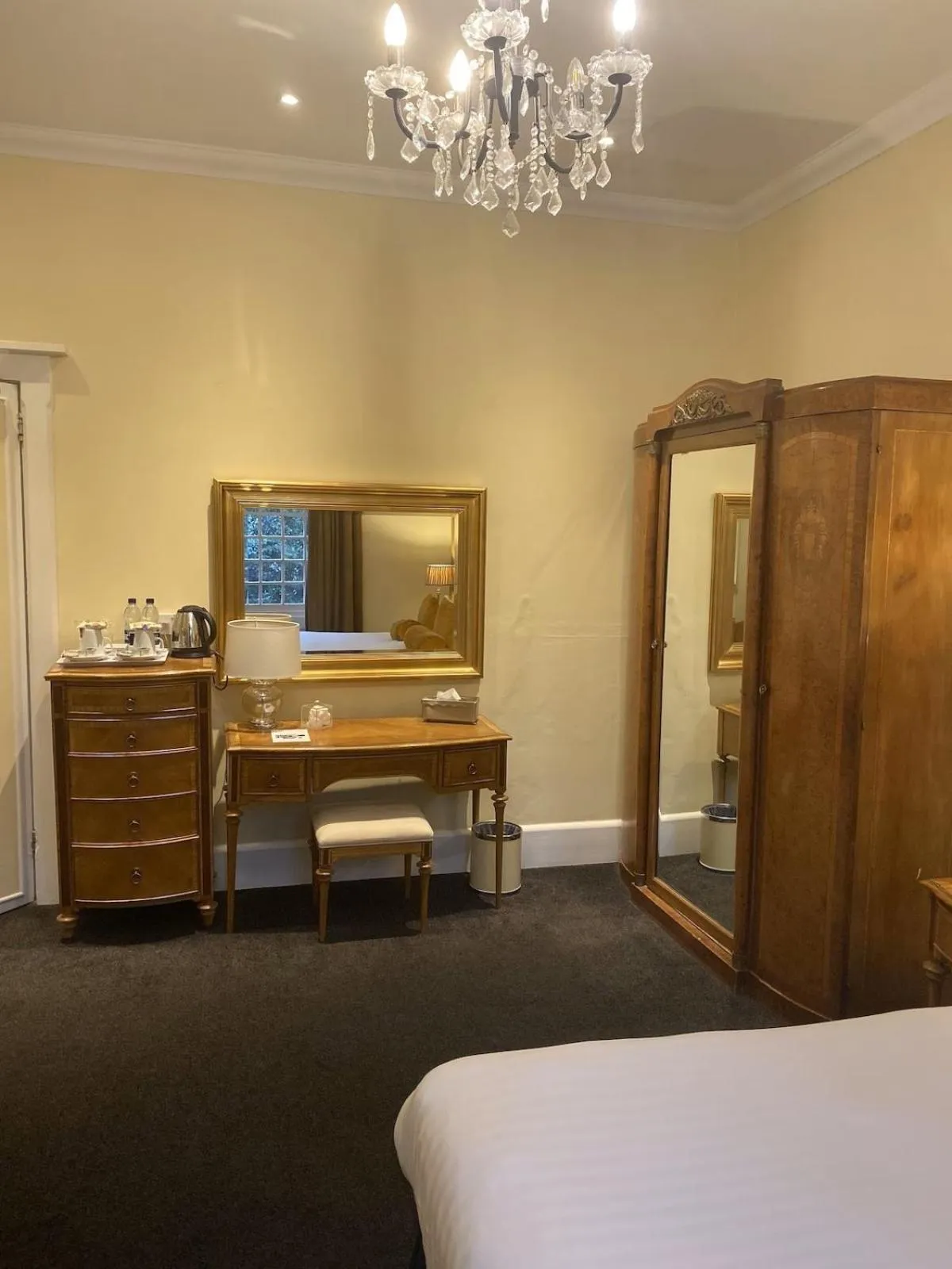 Bedroom, Bed in Langtry Manor Hotel