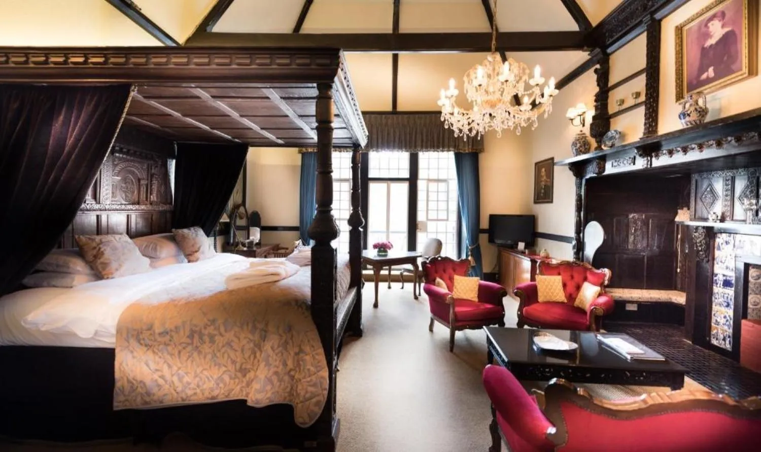 Bedroom, Bed in Langtry Manor Hotel