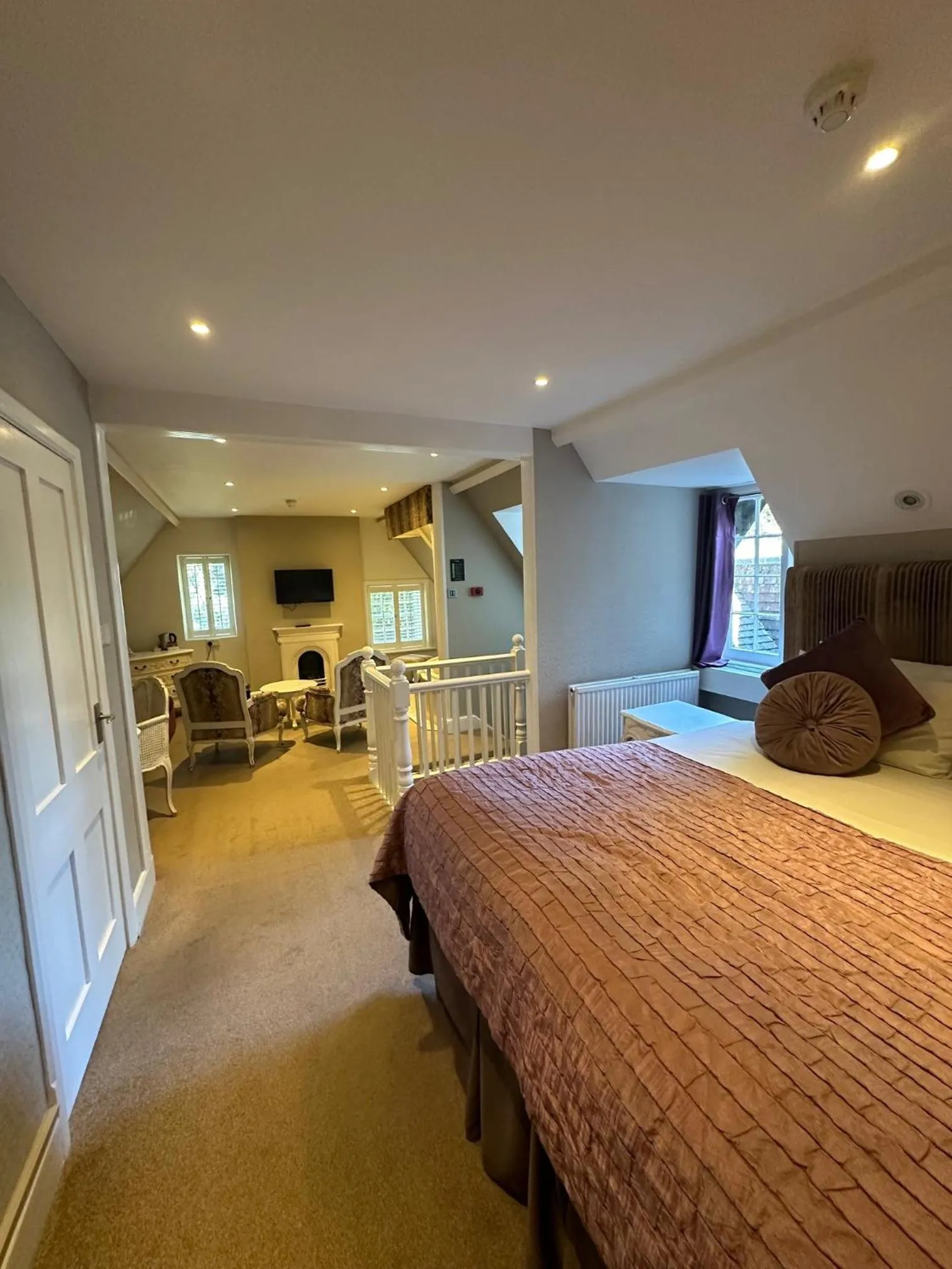 Bathroom, Bed in Langtry Manor Hotel