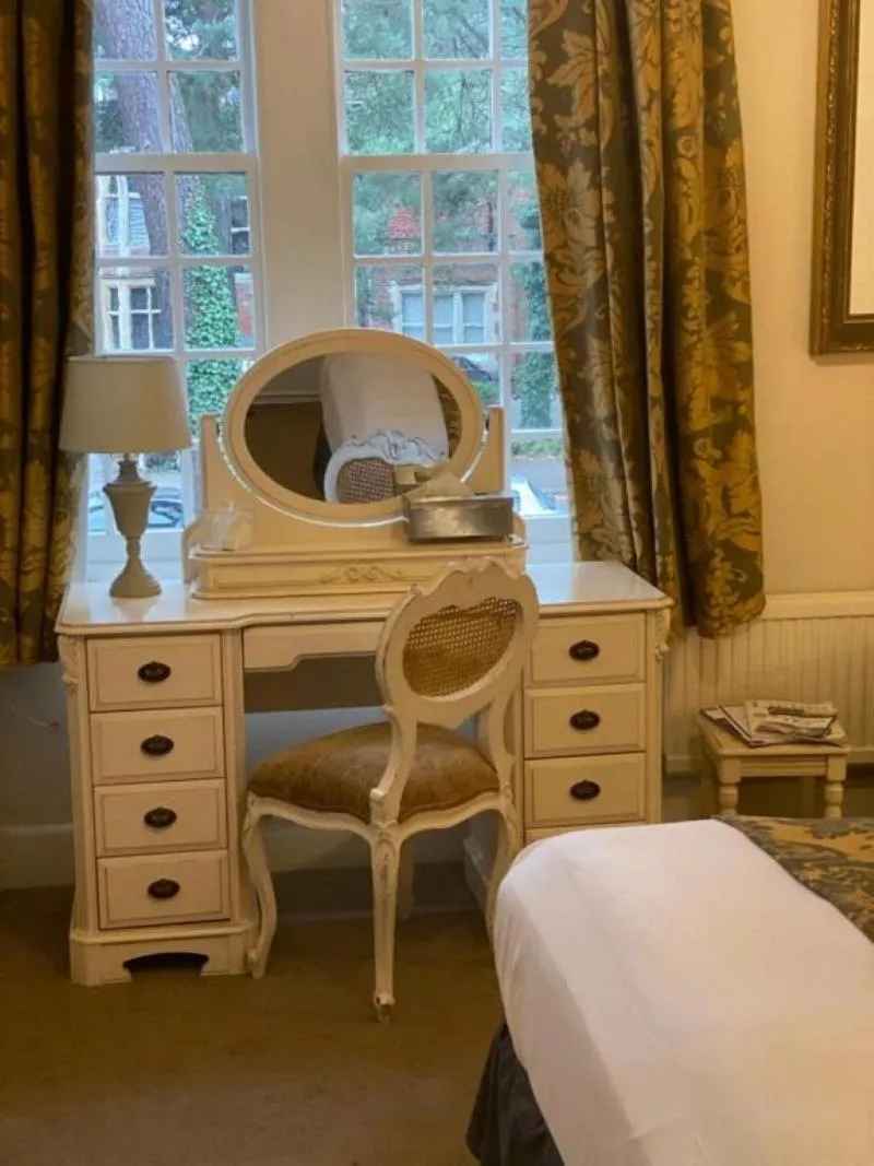 Bedroom, Bed in Langtry Manor Hotel