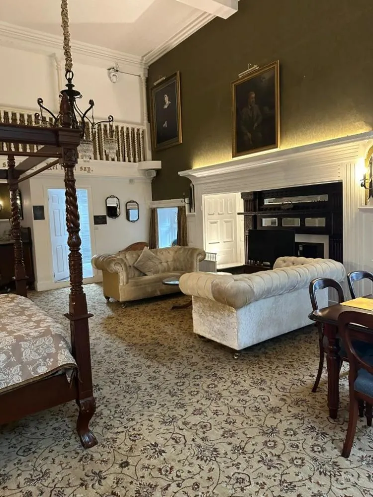 Bedroom, Bed in Langtry Manor Hotel