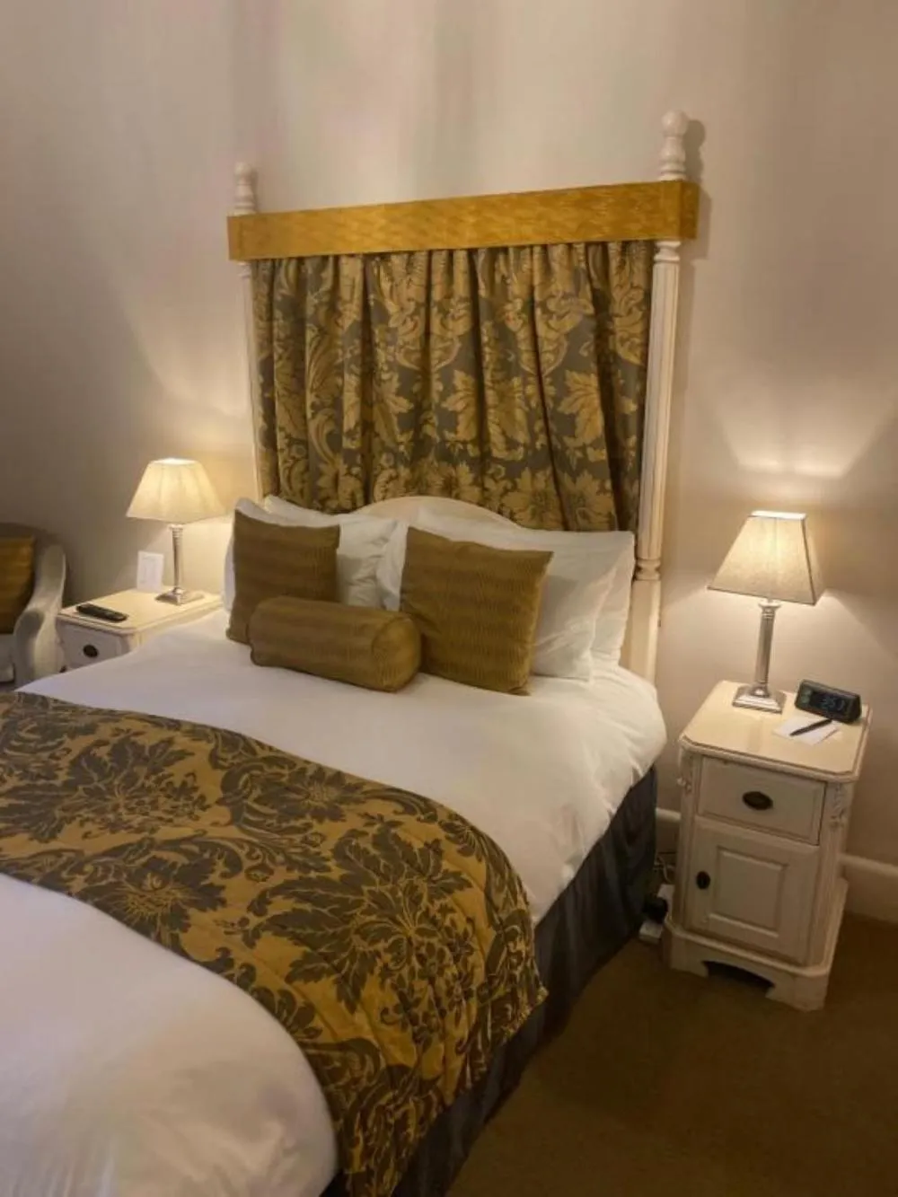 Bedroom, Bed in Langtry Manor Hotel