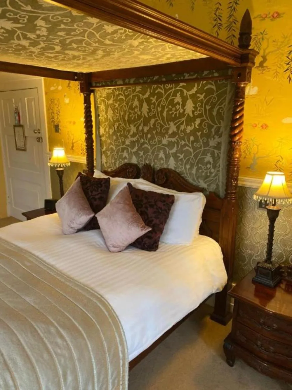 Bedroom, Bed in Langtry Manor Hotel