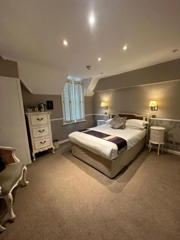 Bedroom, Bed in Langtry Manor Hotel