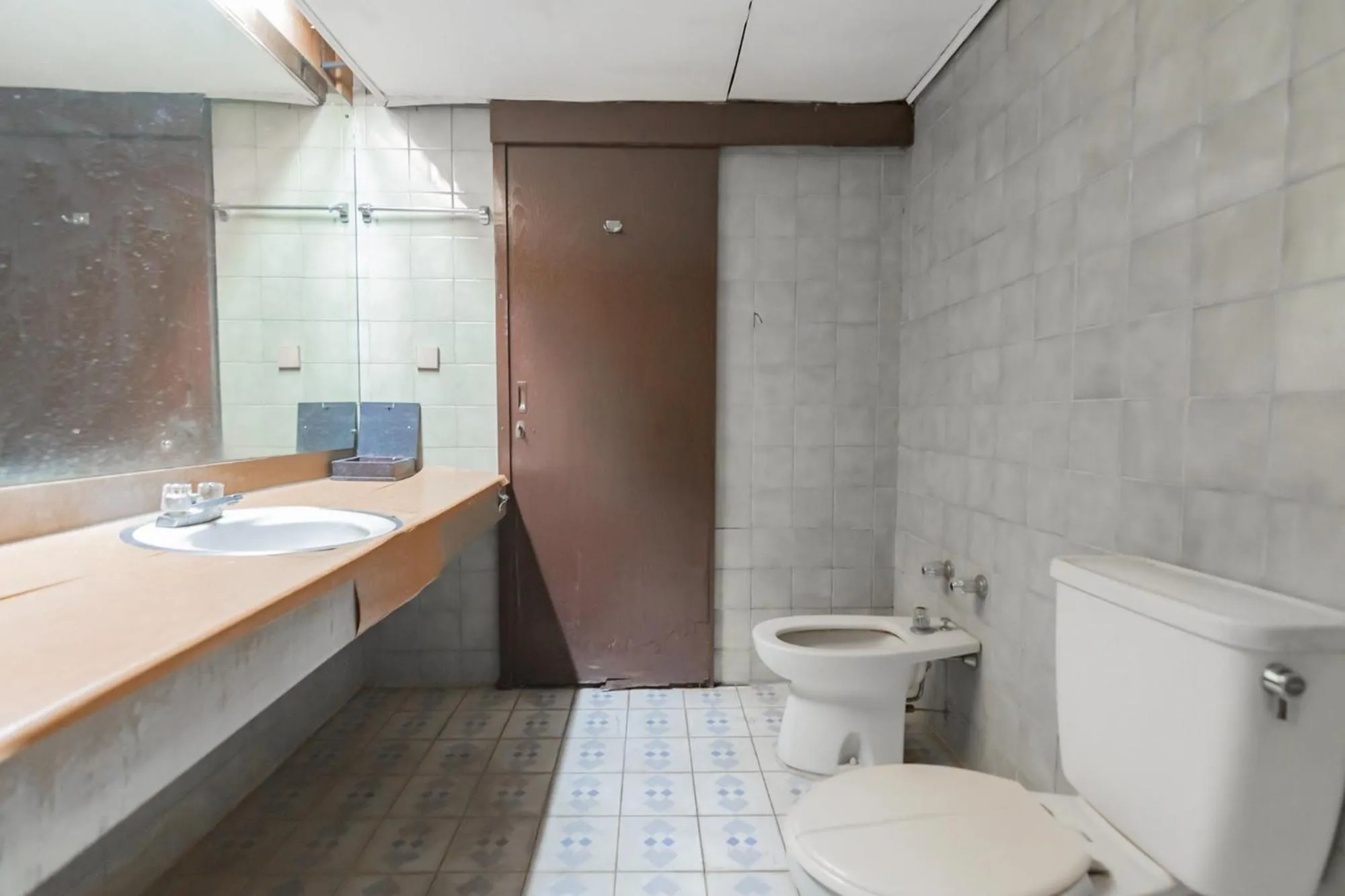 Toilet in Istana Hotel Bandung Mitra RedDoorz