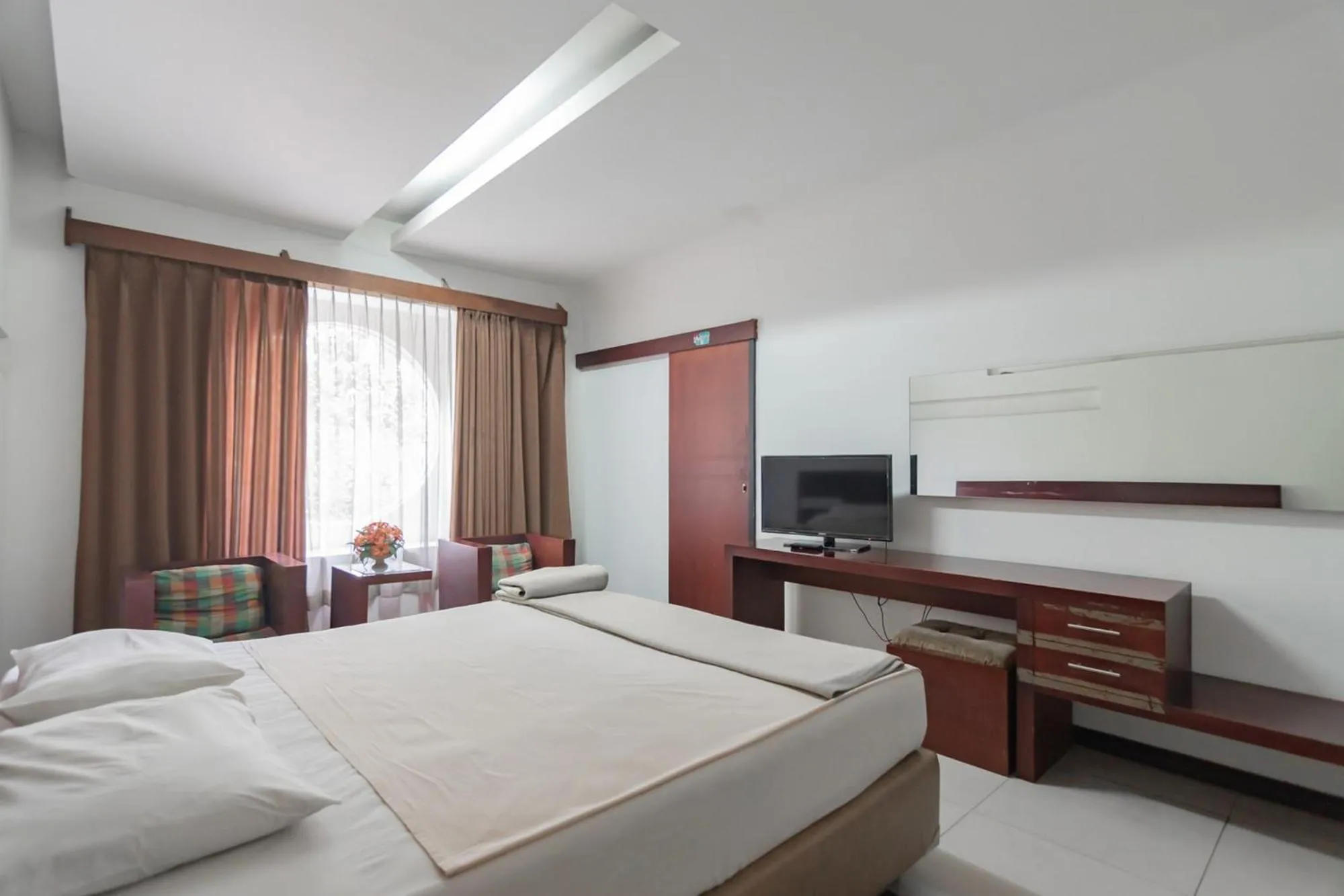 Bed in Istana Hotel Bandung Mitra RedDoorz