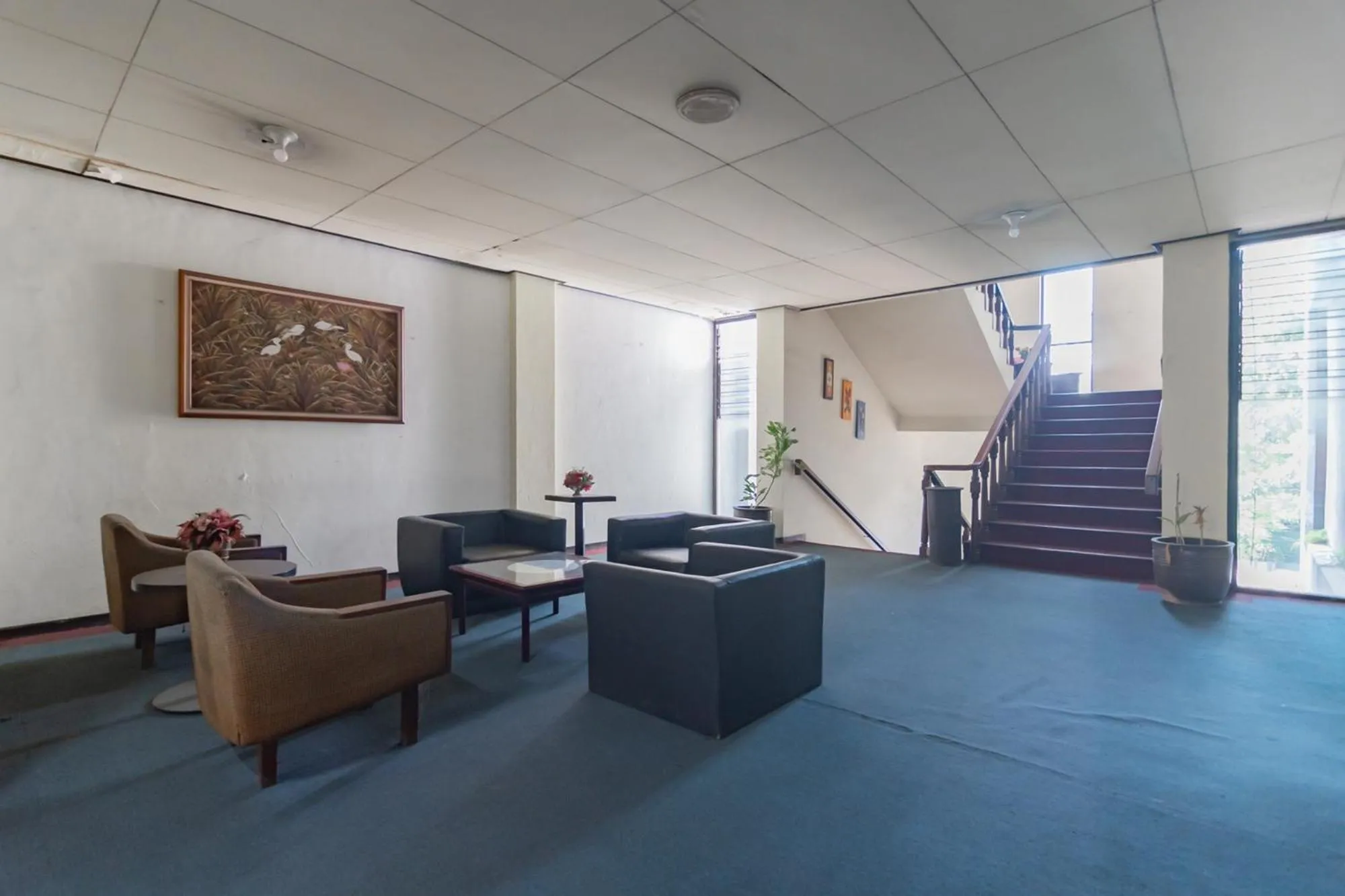 Seating area in Istana Hotel Bandung Mitra RedDoorz