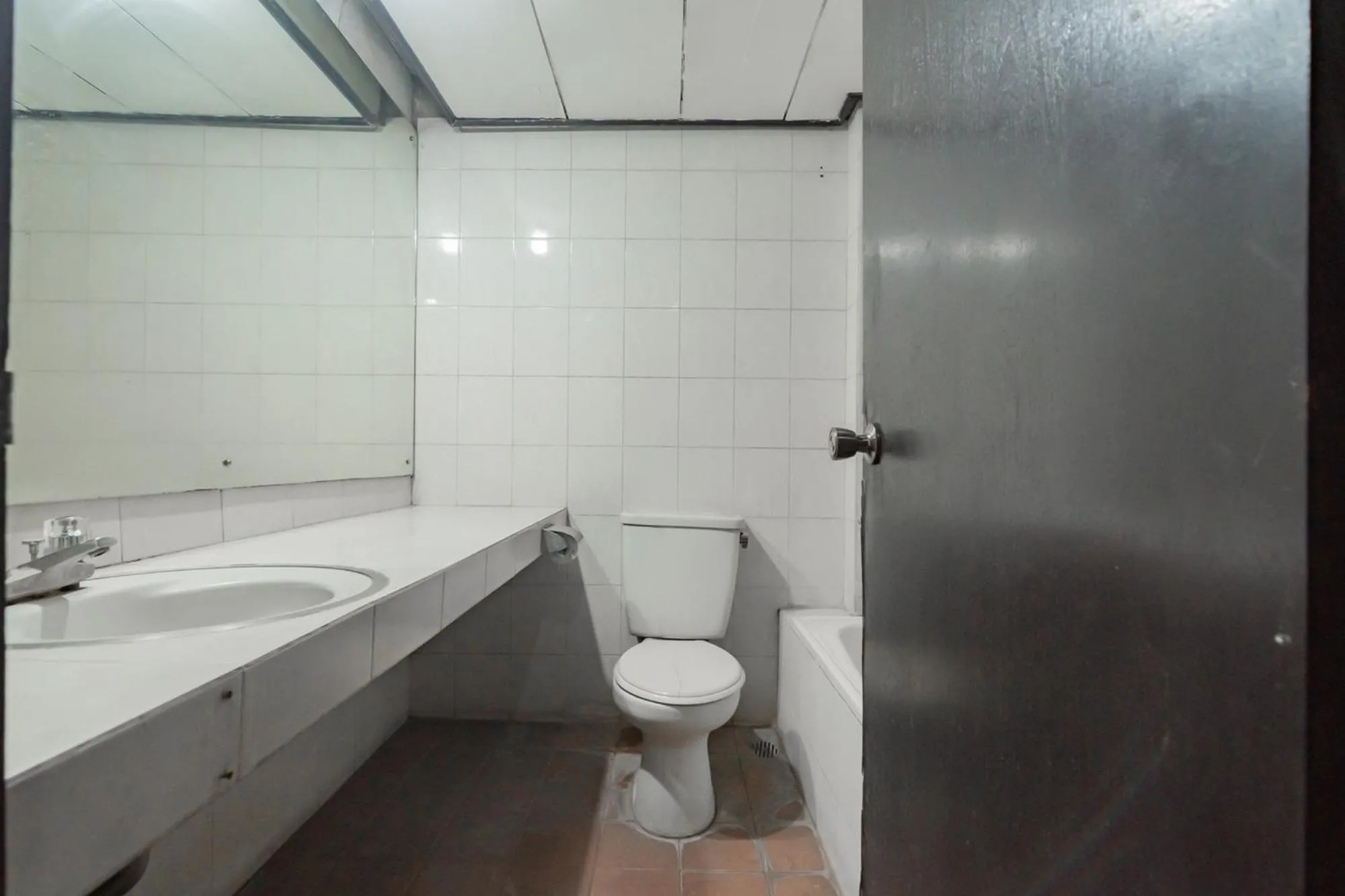 Toilet in Istana Hotel Bandung Mitra RedDoorz