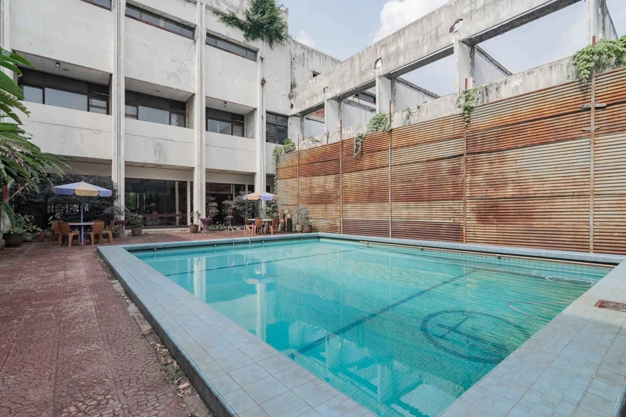 Swimming pool in Istana Hotel Bandung Mitra RedDoorz