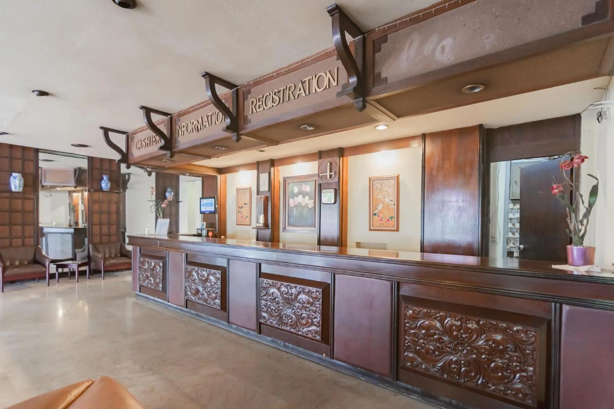 Lobby or reception in Istana Hotel Bandung Mitra RedDoorz