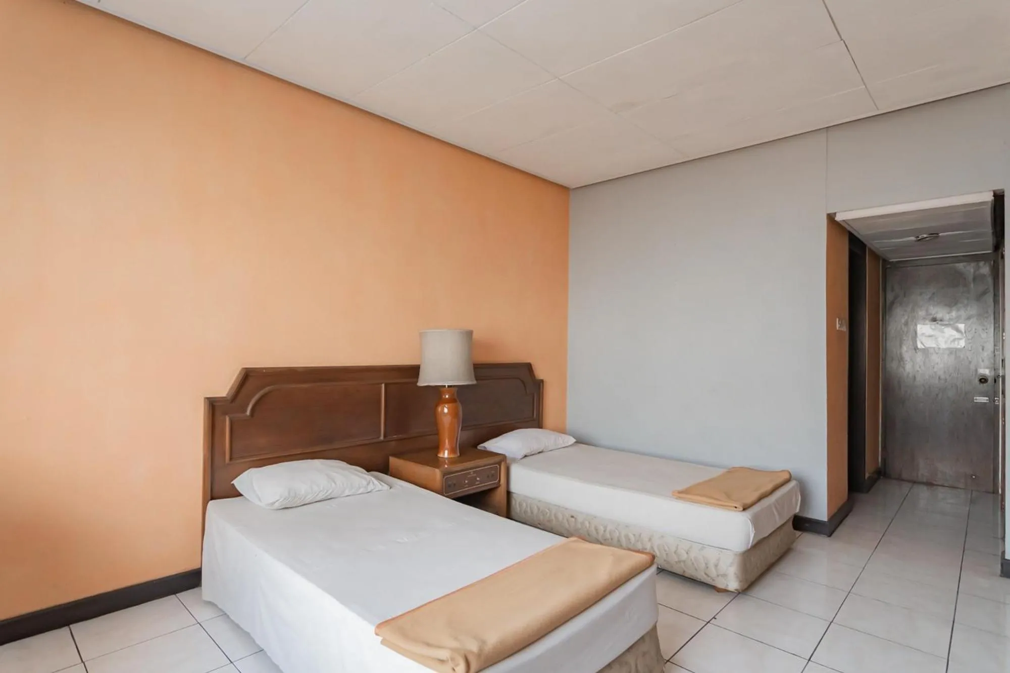 Bed in Istana Hotel Bandung Mitra RedDoorz