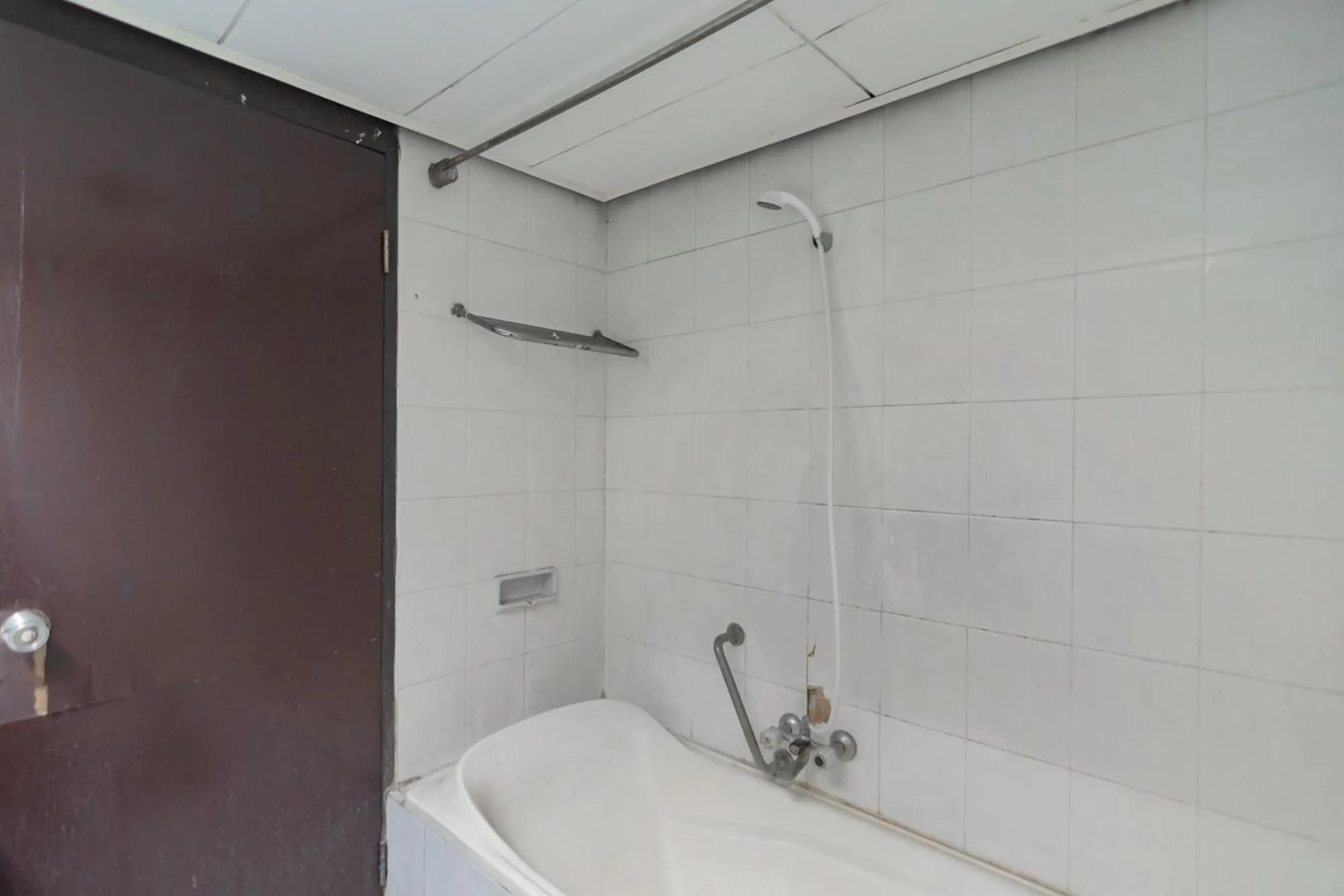 Shower in Istana Hotel Bandung Mitra RedDoorz