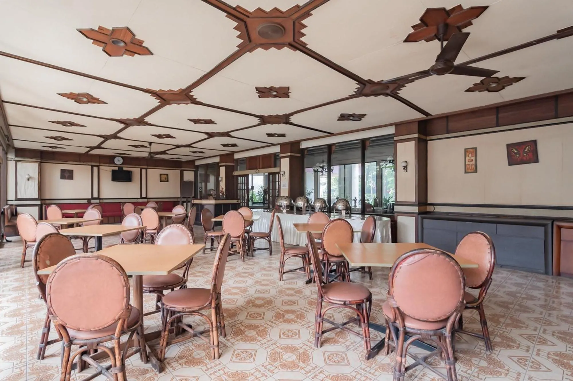 Restaurant/places to eat in Istana Hotel Bandung Mitra RedDoorz