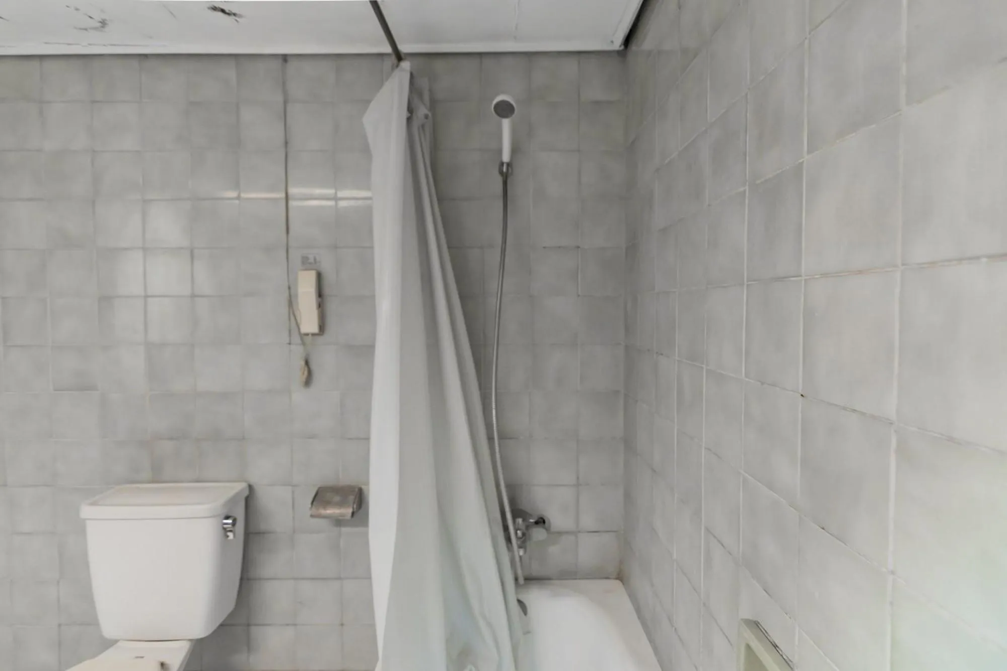 Shower in Istana Hotel Bandung Mitra RedDoorz