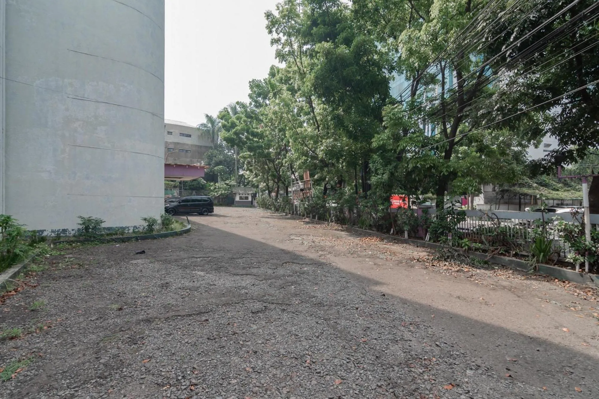 Parking in Istana Hotel Bandung Mitra RedDoorz