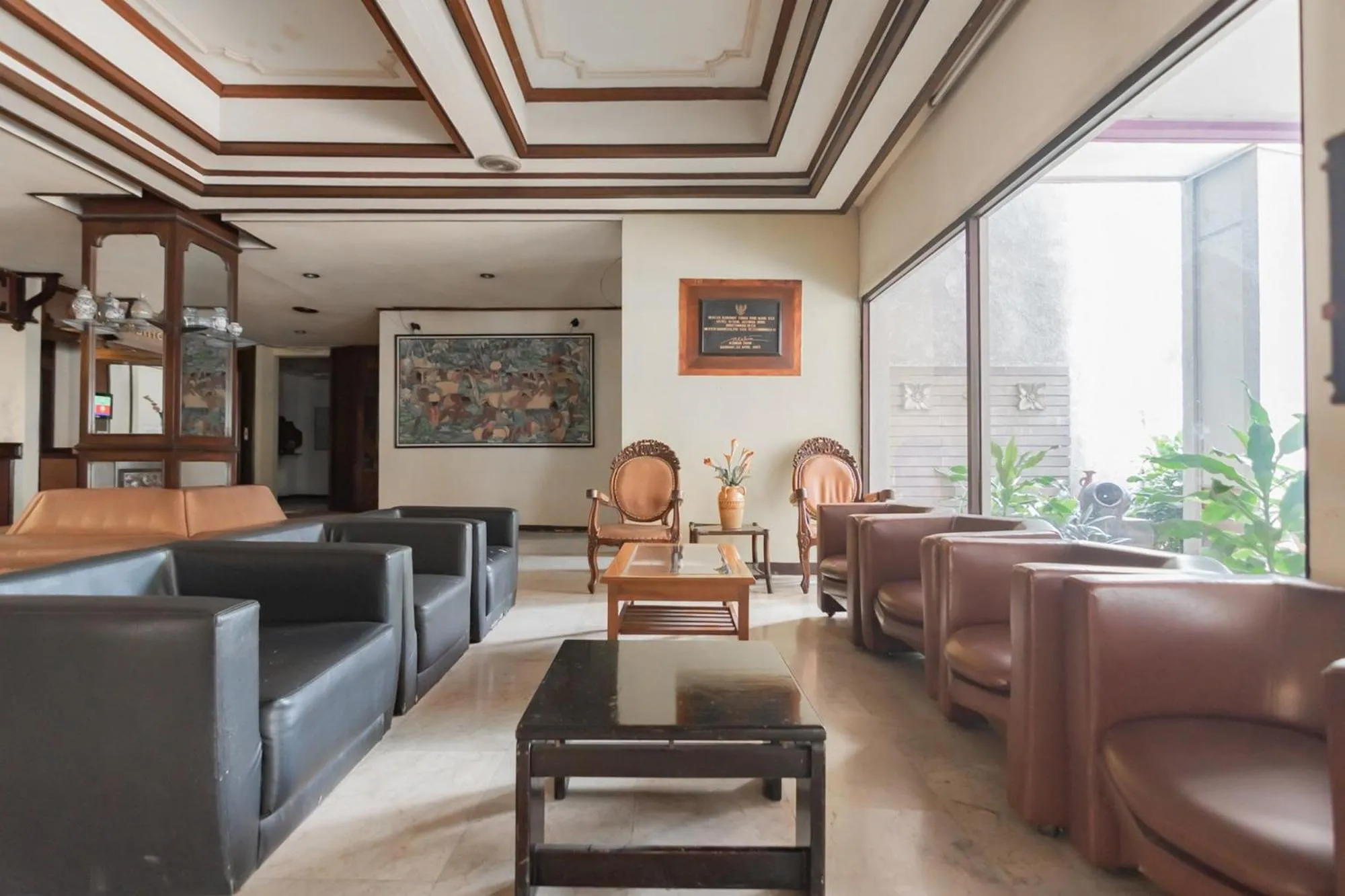 Seating area in Istana Hotel Bandung Mitra RedDoorz