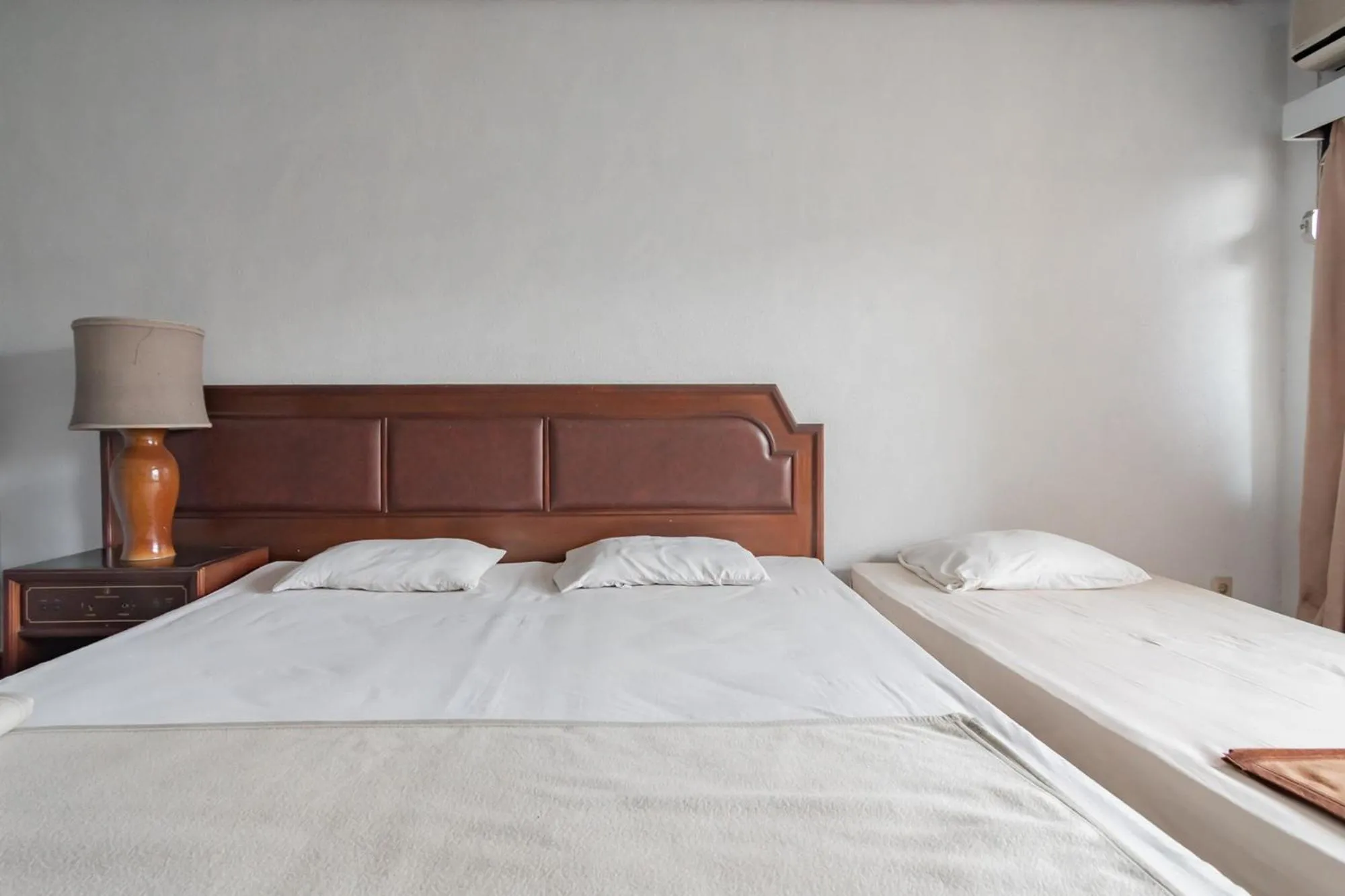 Bed in Istana Hotel Bandung Mitra RedDoorz