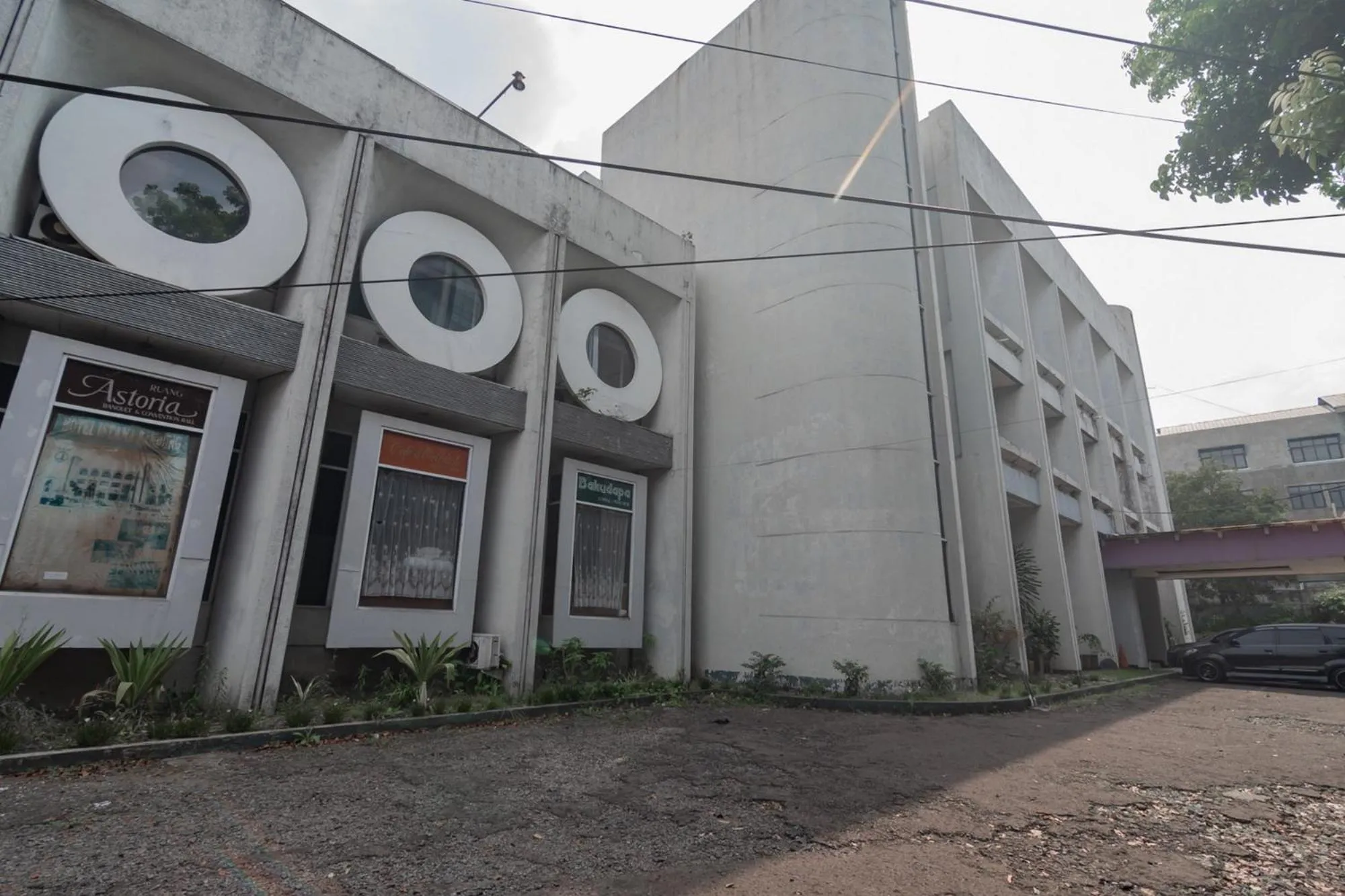 Property building in Istana Hotel Bandung Mitra RedDoorz