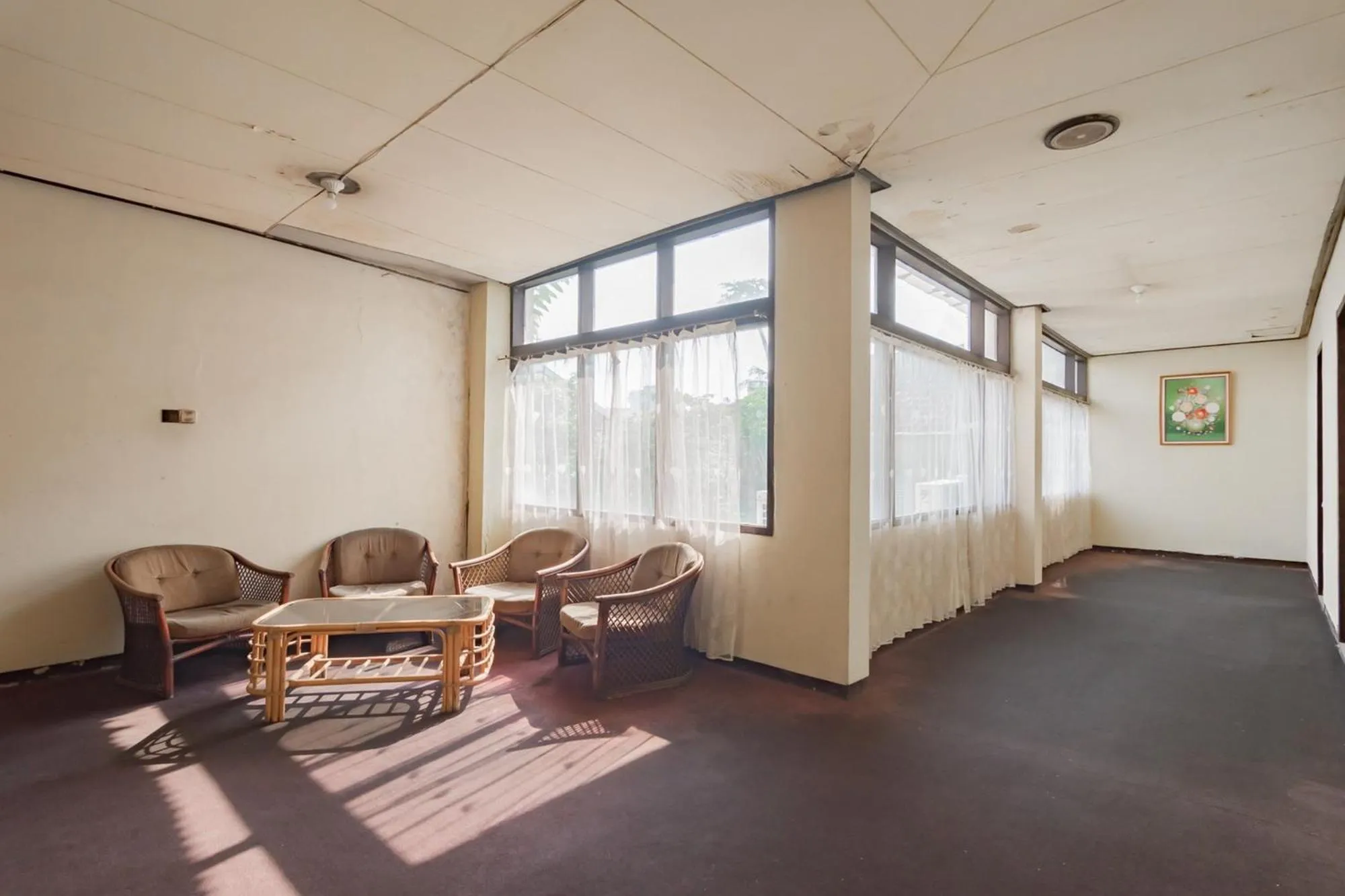 Seating area in Istana Hotel Bandung Mitra RedDoorz