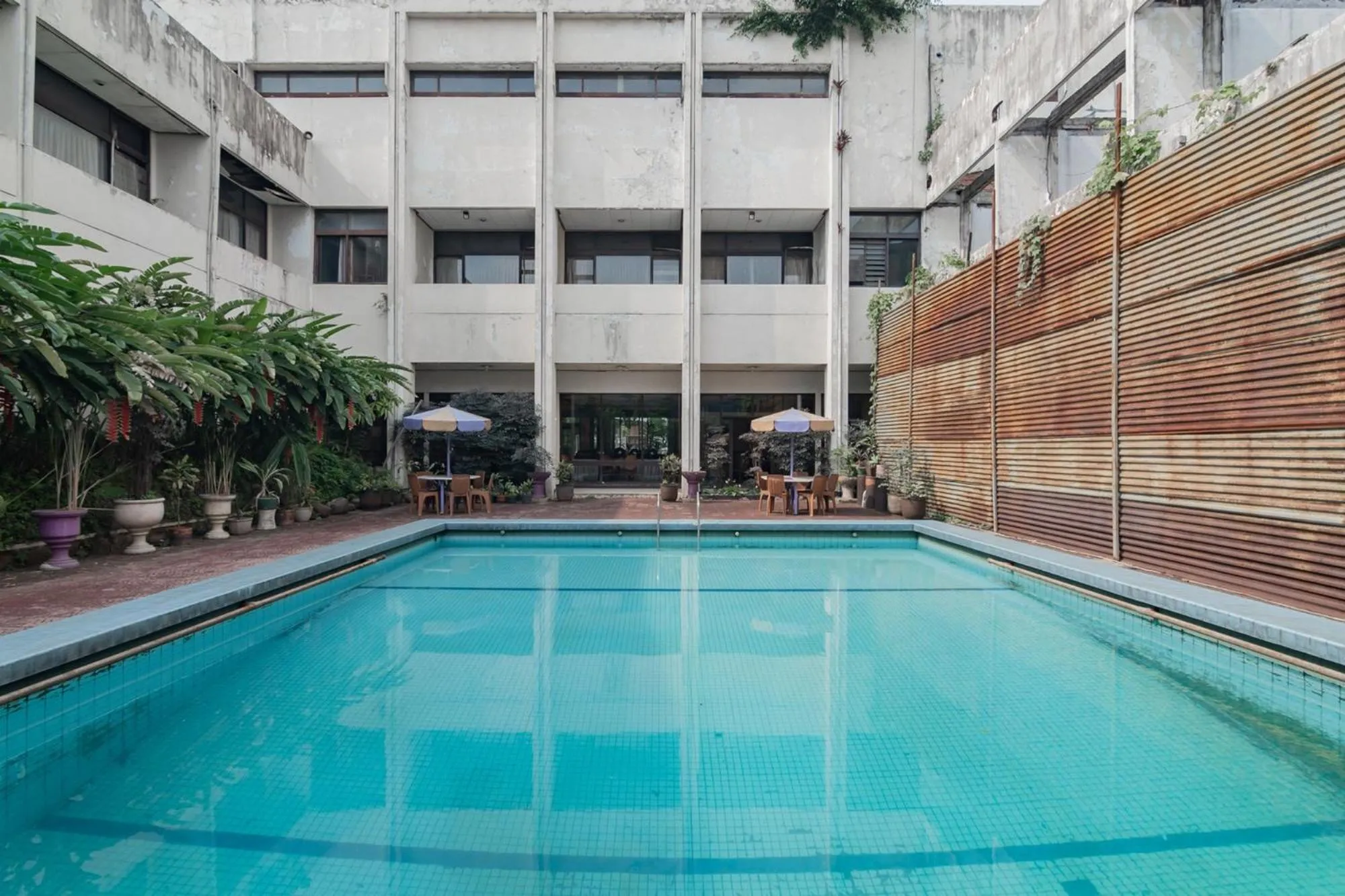 Swimming pool in Istana Hotel Bandung Mitra RedDoorz