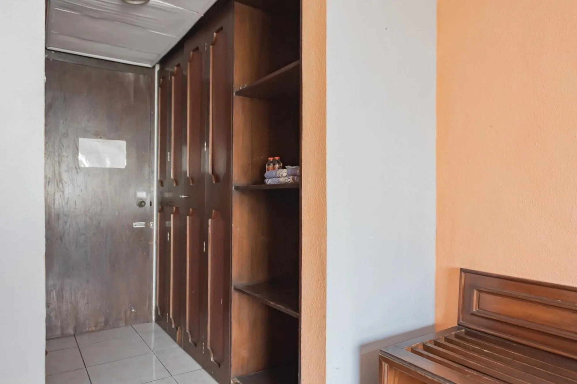 wardrobe in Istana Hotel Bandung Mitra RedDoorz