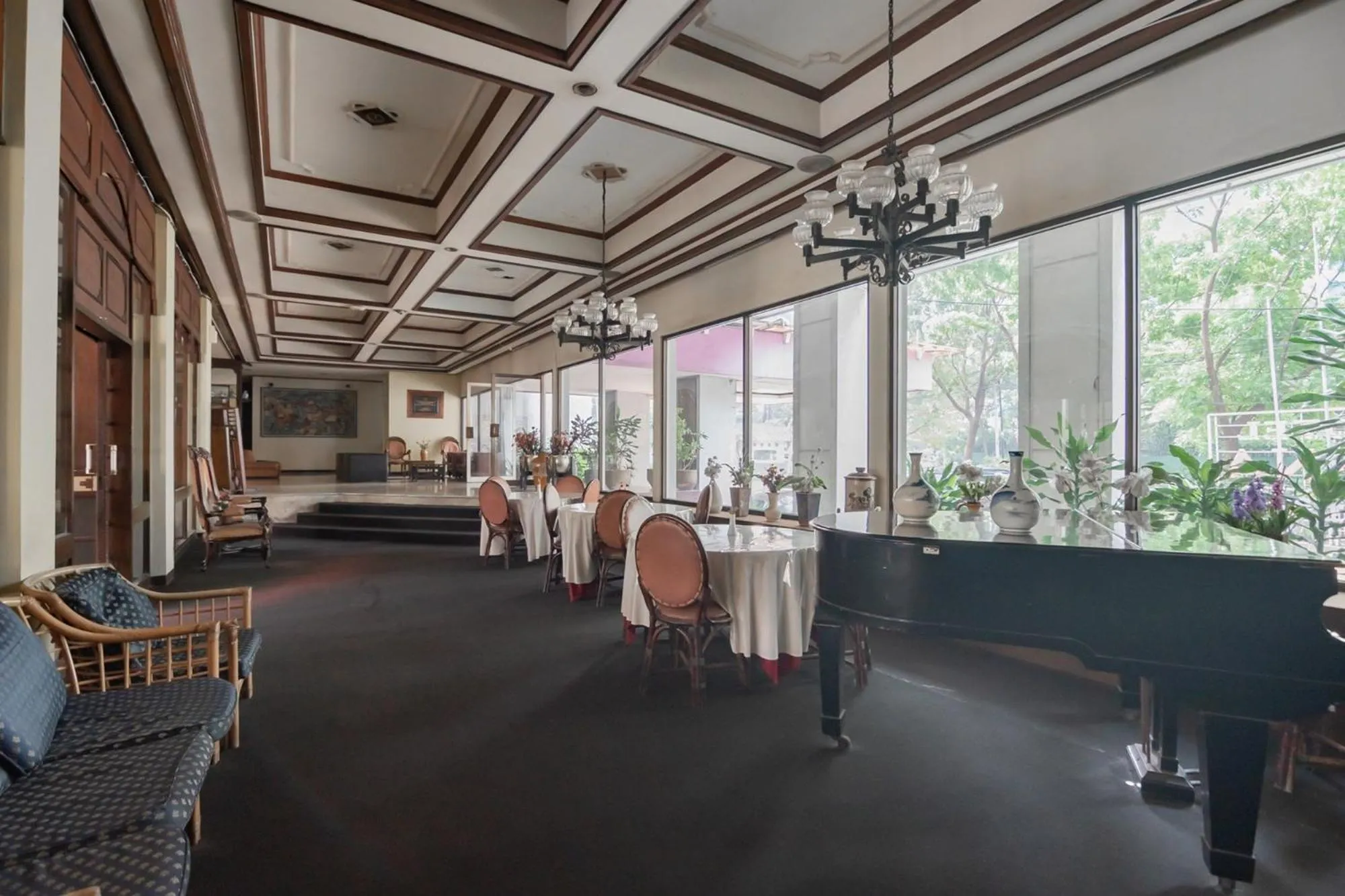 Restaurant/places to eat in Istana Hotel Bandung Mitra RedDoorz