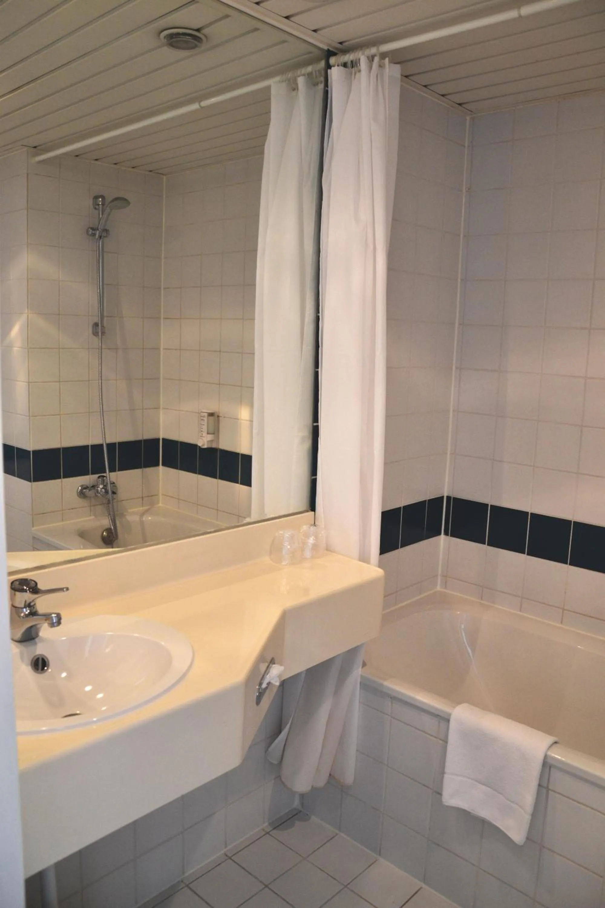 Bathroom in Fletcher Hotel Restaurant Carlton