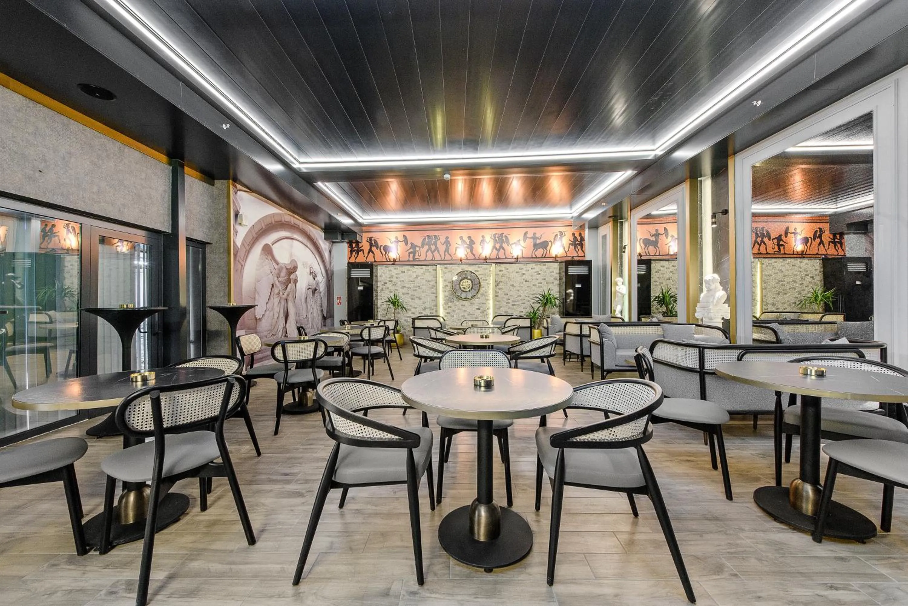 Communal lounge/ TV room in İbos Hotels Izmir