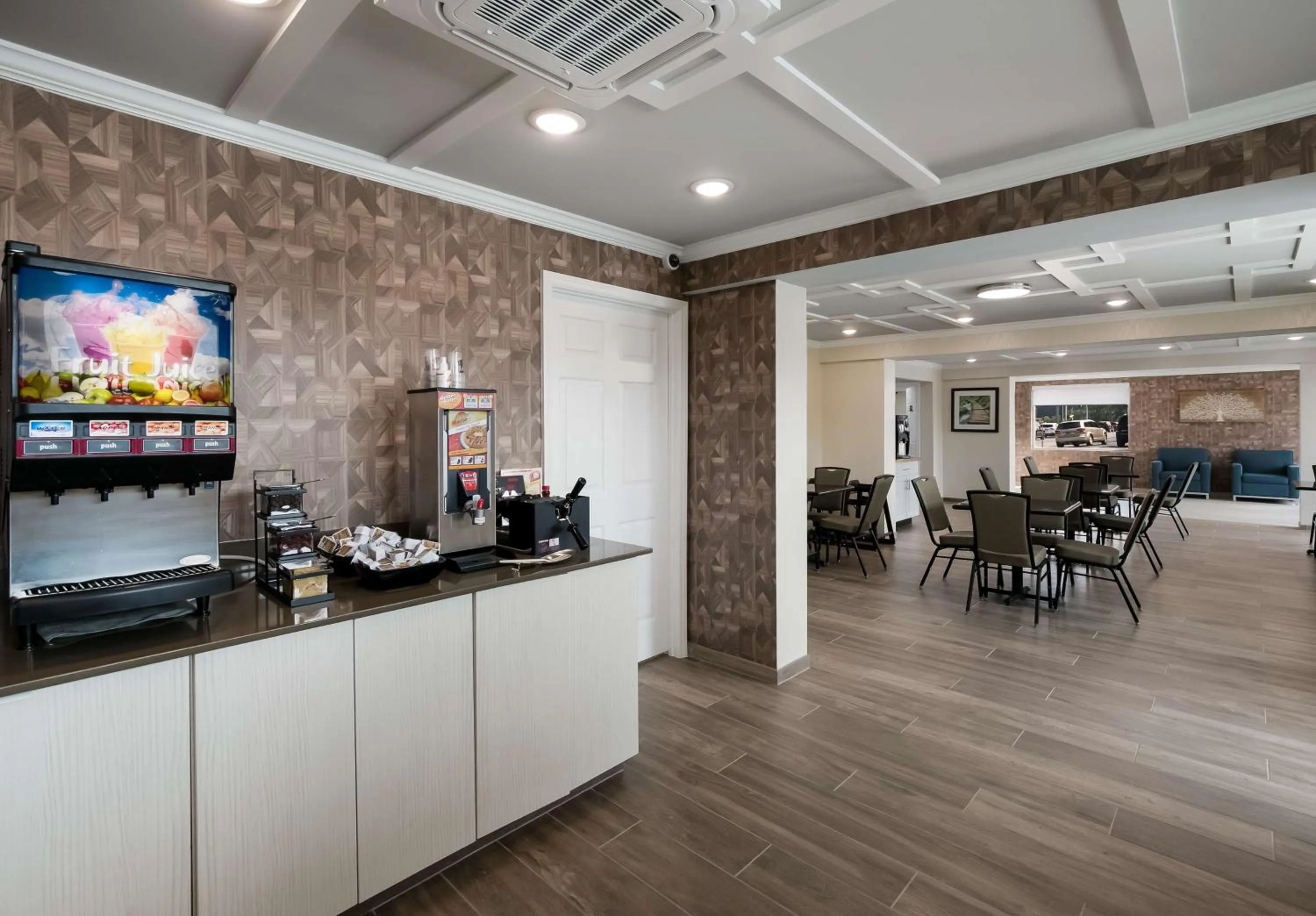 Restaurant/places to eat in SureStay Plus by Best Western Pigeon Forge