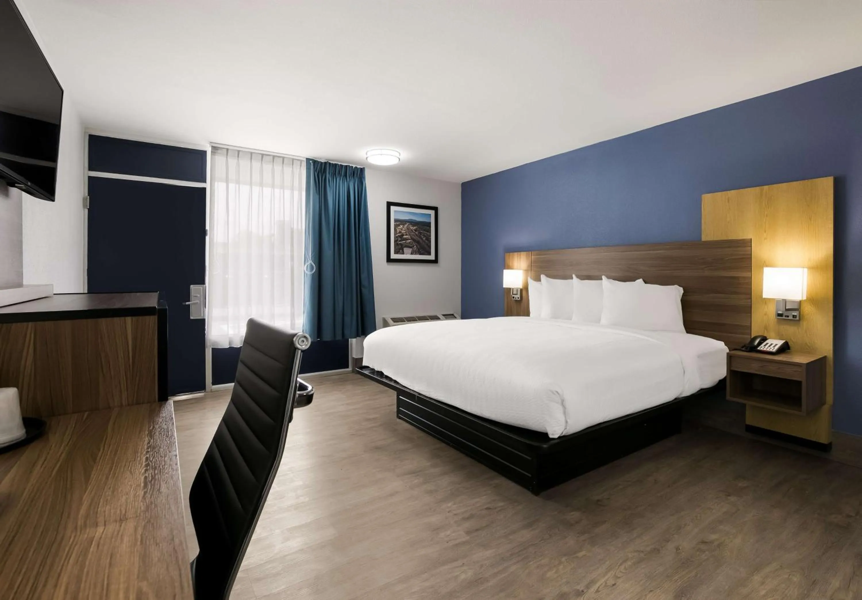 Bedroom, Bed in SureStay Plus by Best Western Pigeon Forge